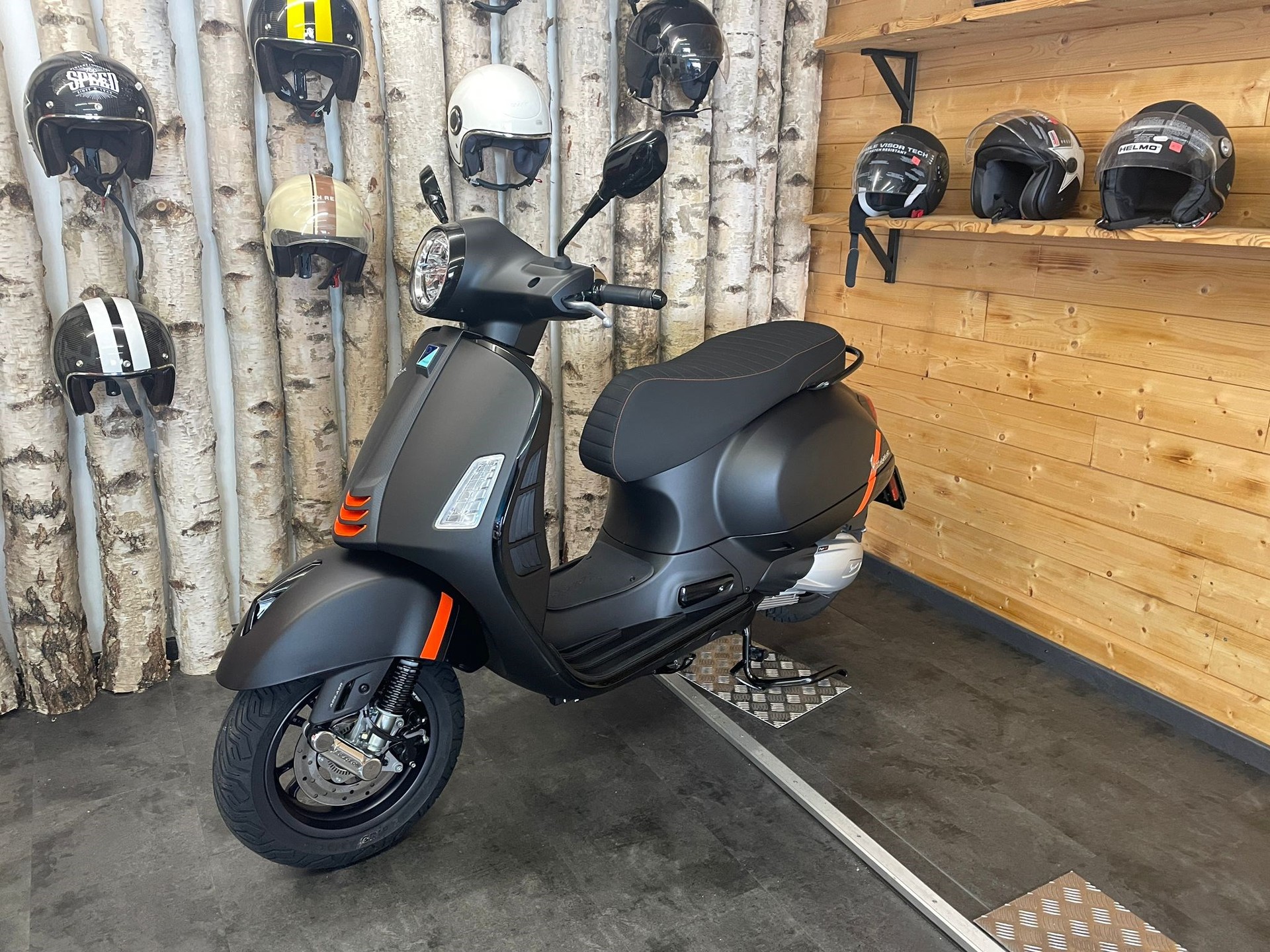PIAGGIO Vespa GTS 300 Super Sport ABS-image-1