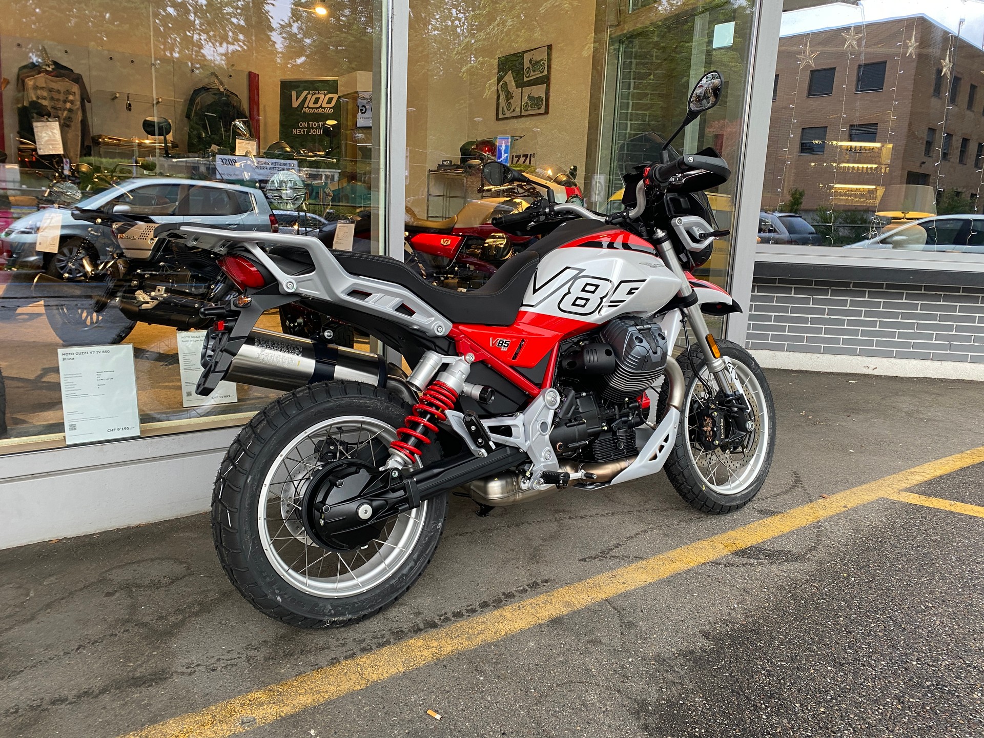 MOTO GUZZI V85 TT EU5+-showroom-element-2