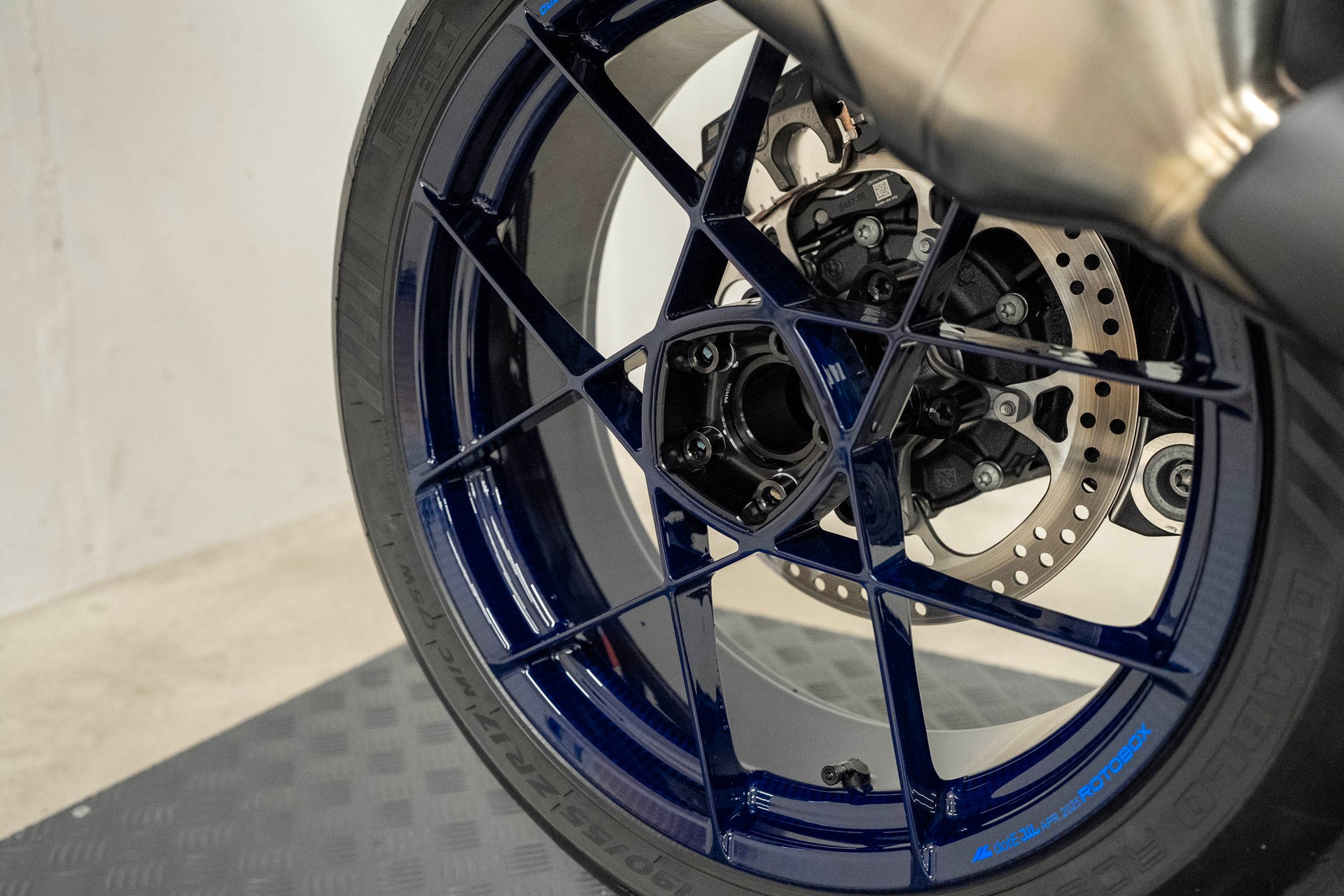 BMW R 1300 GS mit 17 Zoll Carbon-Radsatz-showroom-element-3