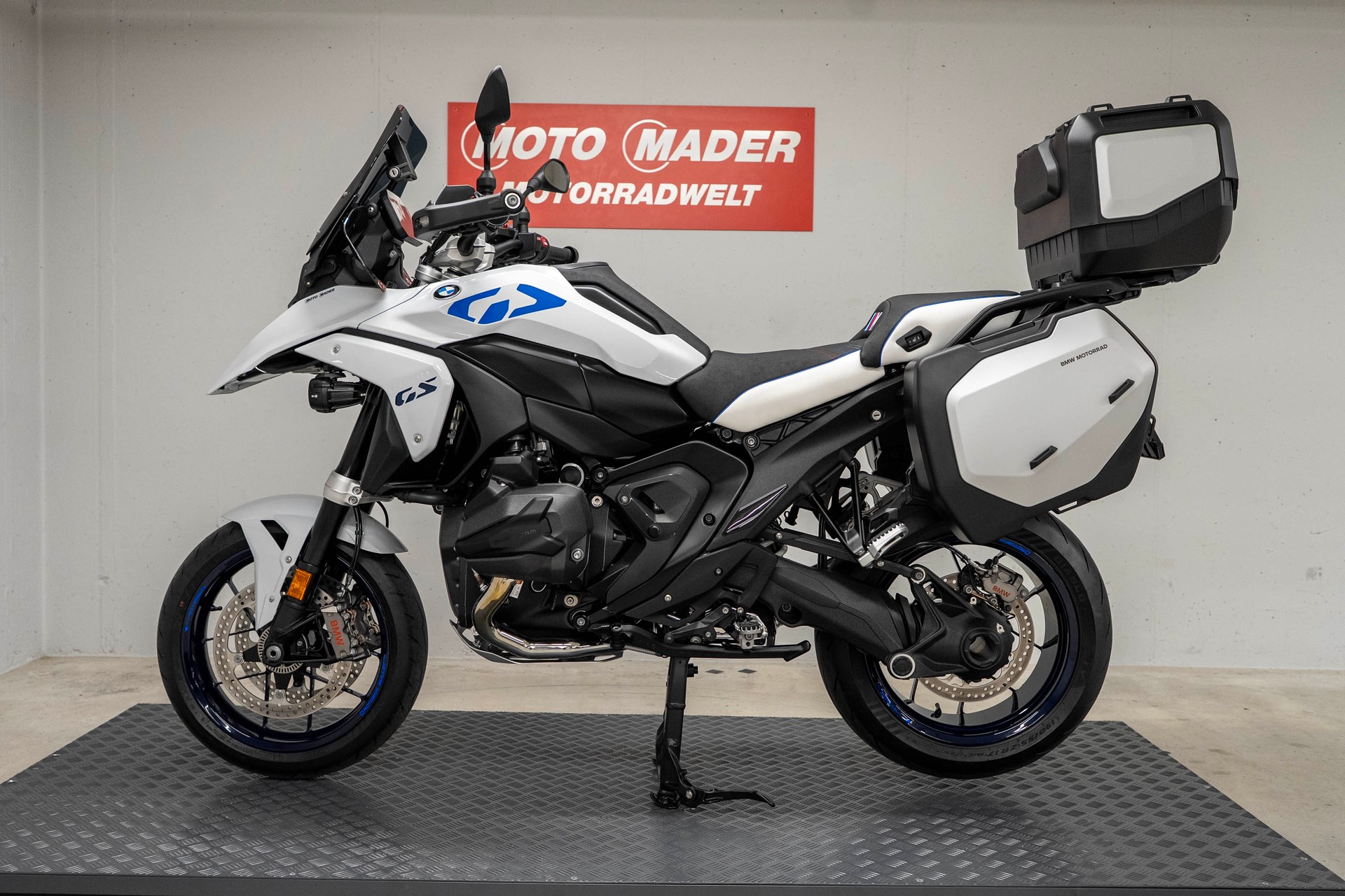 BMW R 1300 GS mit 17 Zoll Carbon-Radsatz-showroom-element-1