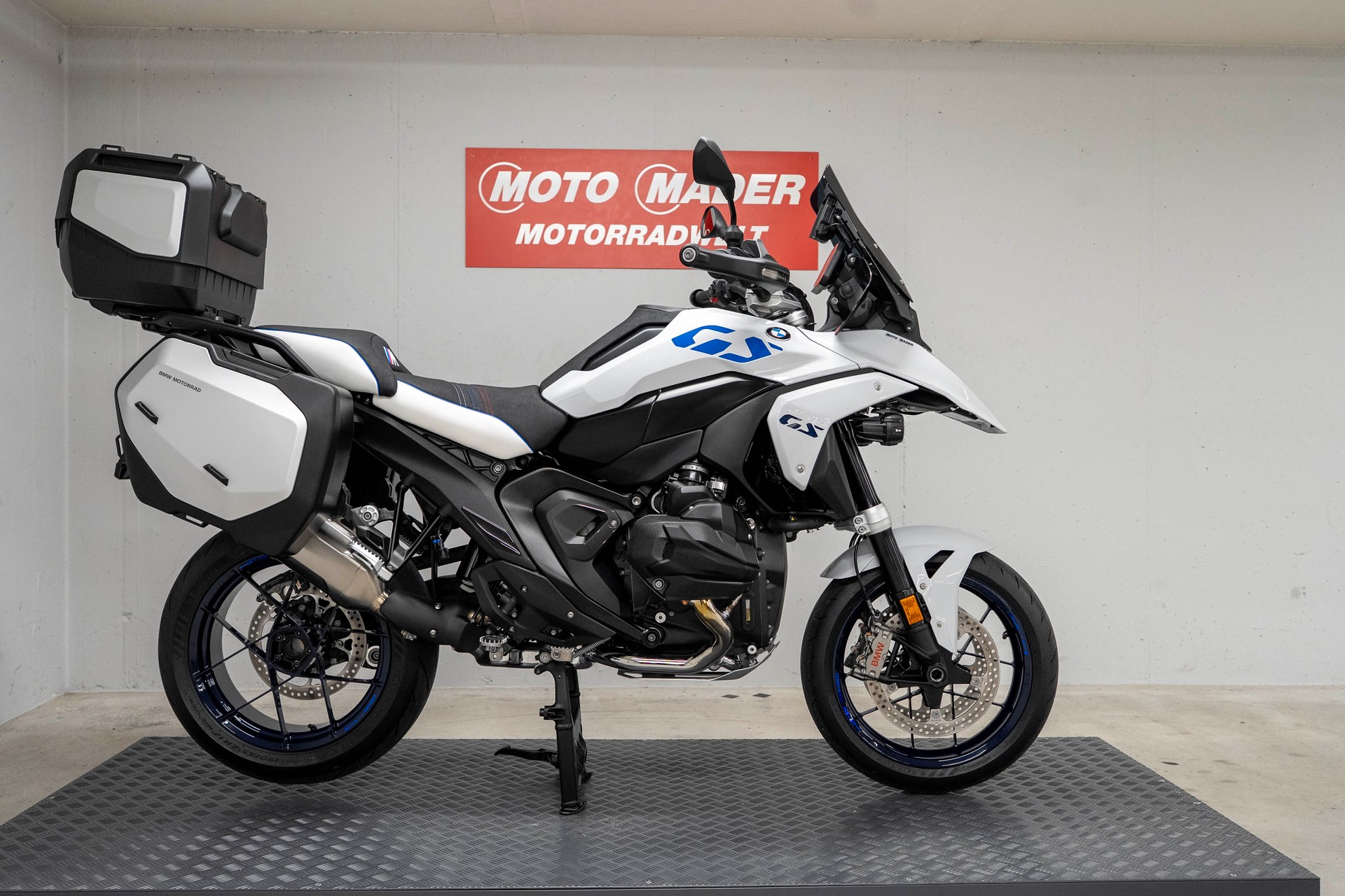 BMW R 1300 GS mit 17 Zoll Carbon-Radsatz-showroom-element-2