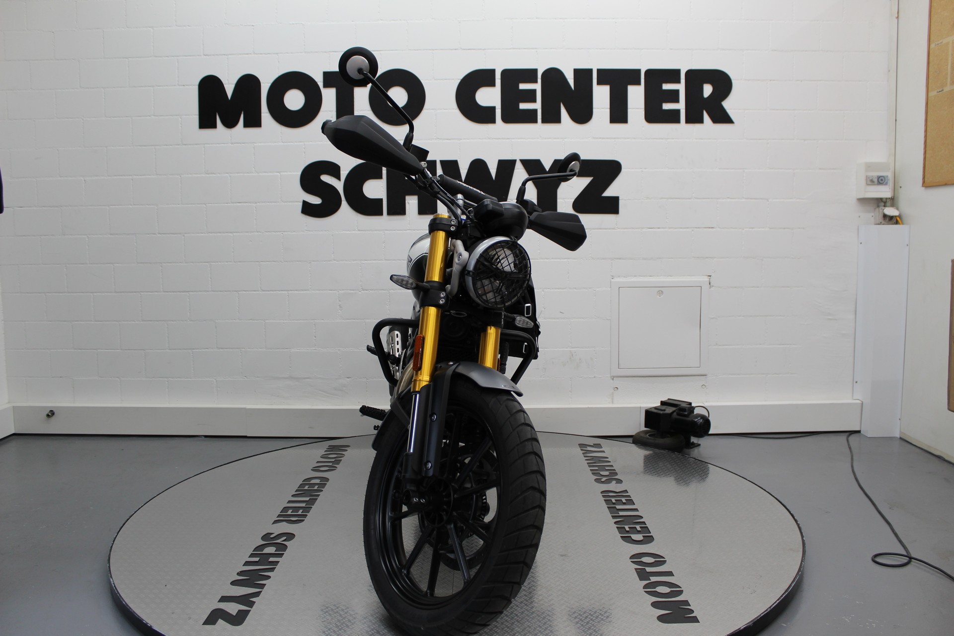 TRIUMPH Speed 400  X-showroom-element-2