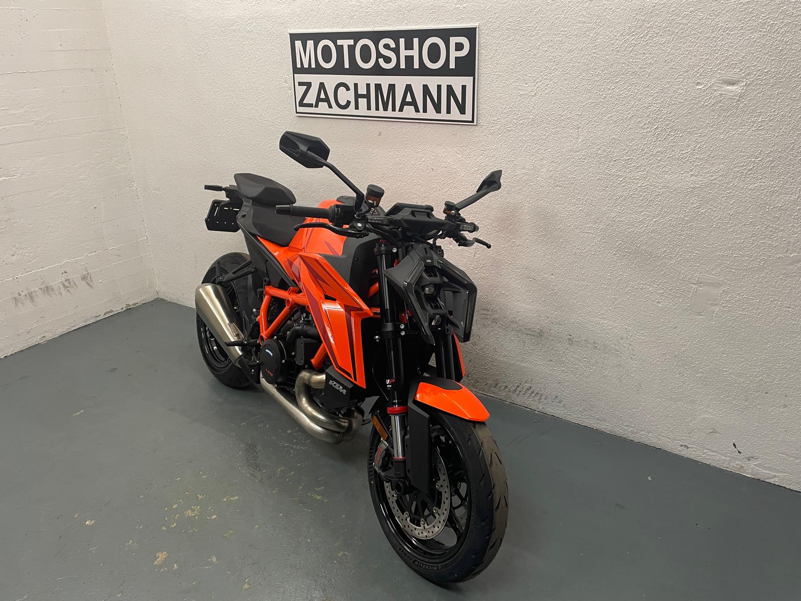 KTM 1390 Super Duke R-showroom-element-2