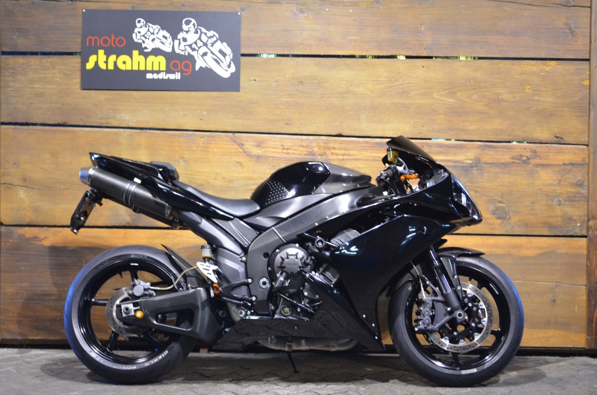 YAMAHA YZF-R1-showroom-element-1