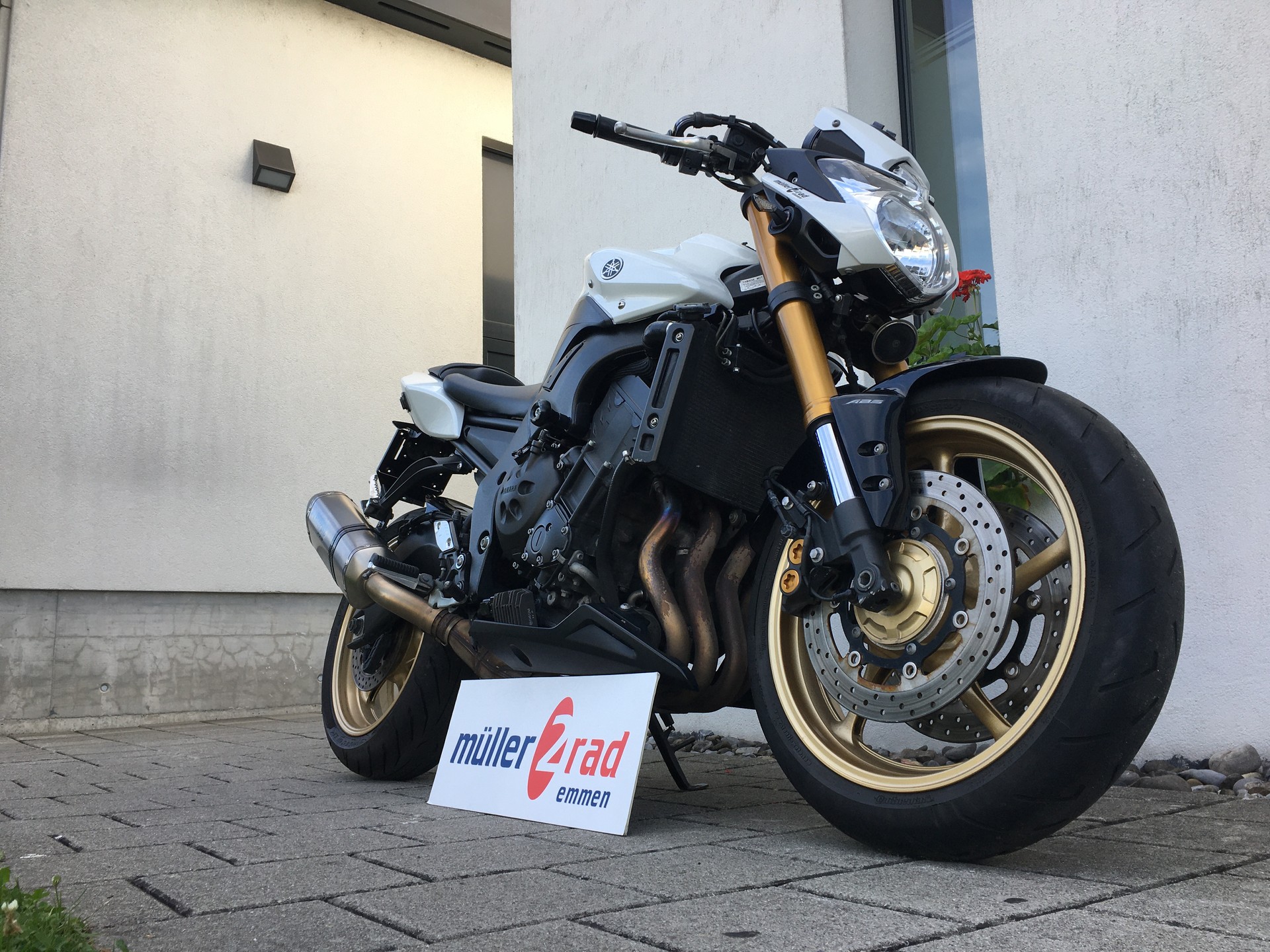 YAMAHA FZ8 N ABS-showroom-element-1