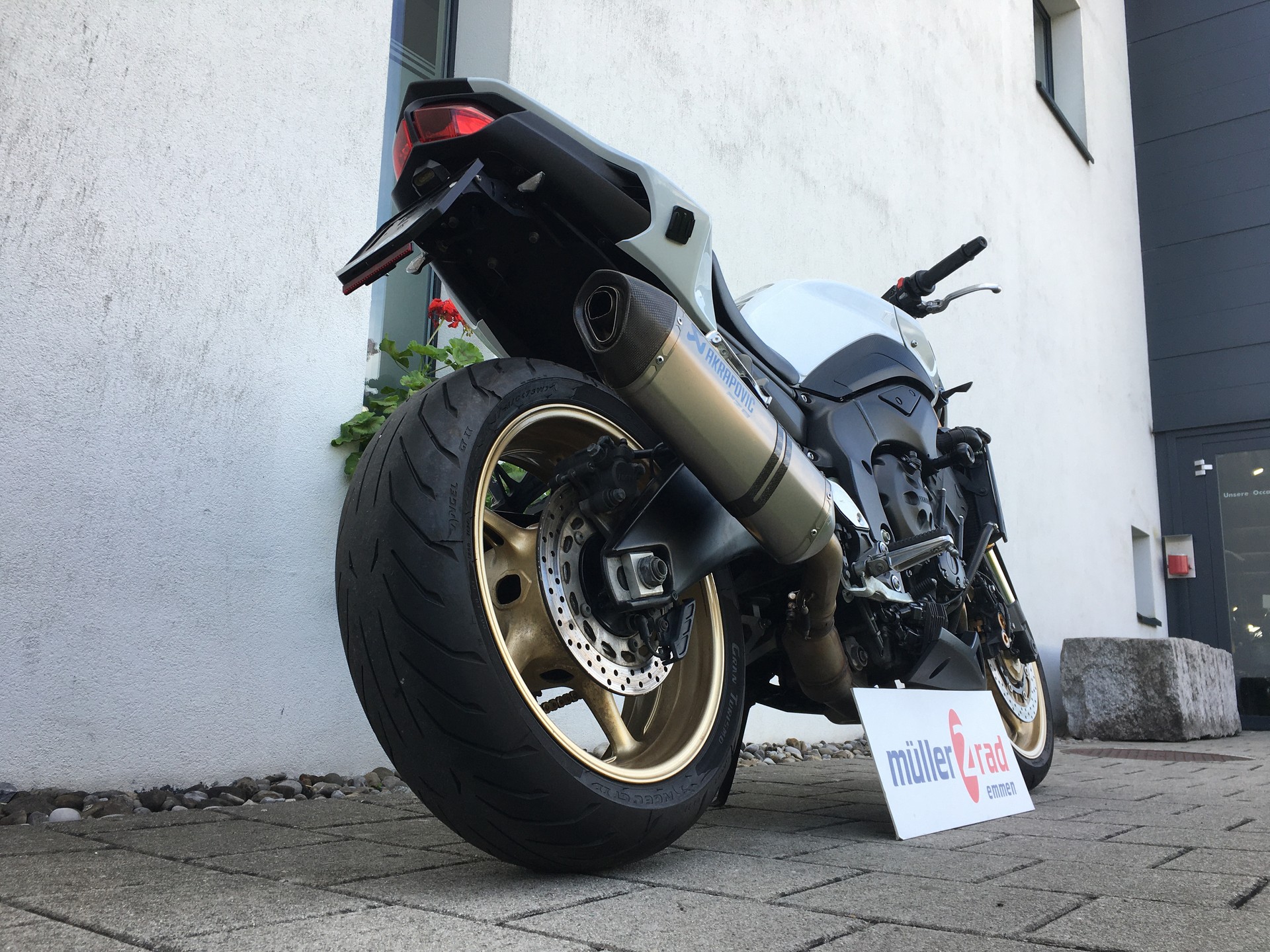 YAMAHA FZ8 N ABS-showroom-element-2