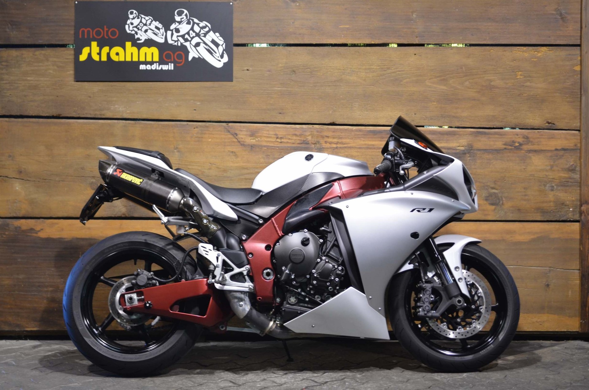 YAMAHA YZF-R1-showroom-element-1