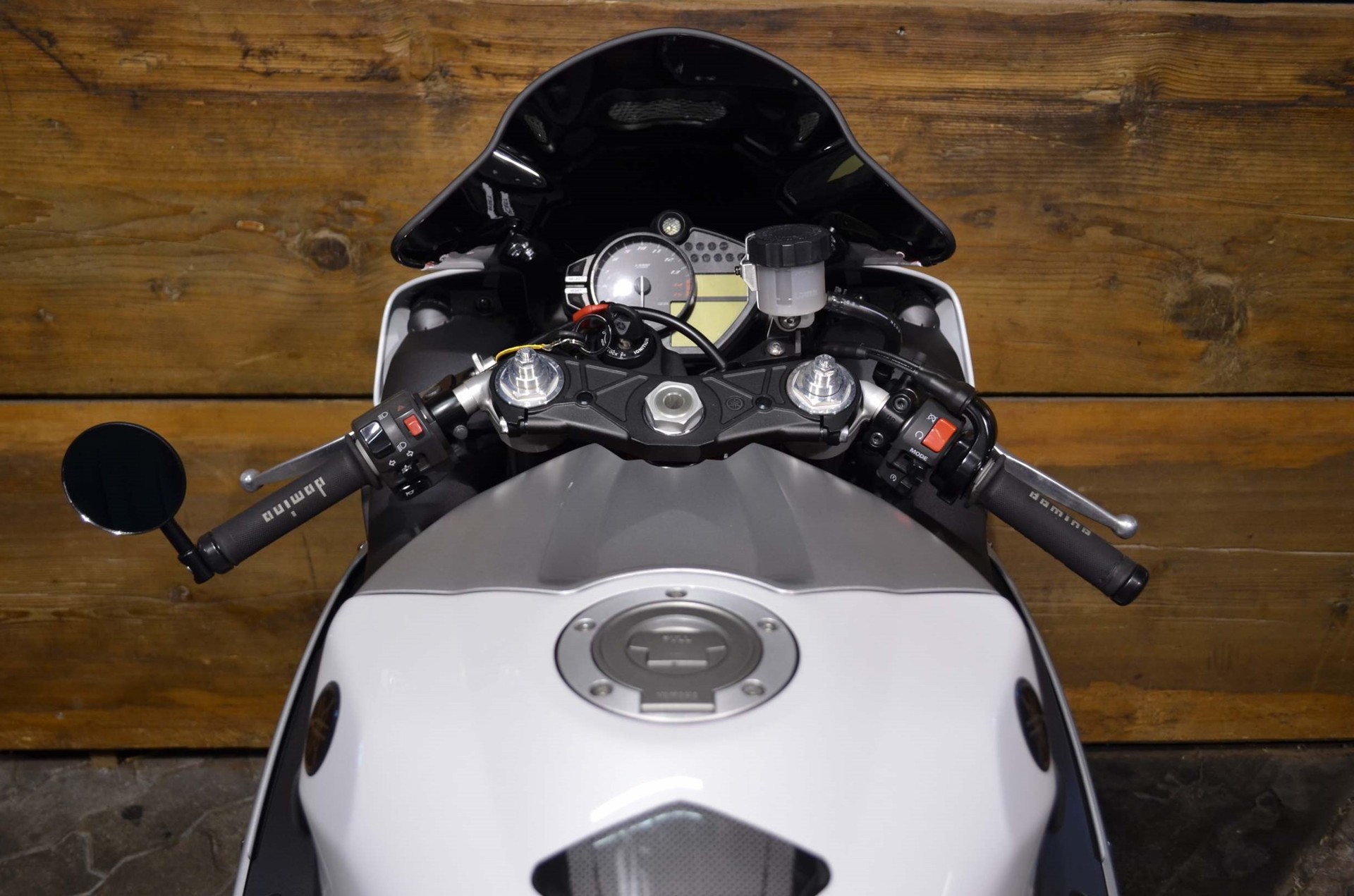 YAMAHA YZF-R1-showroom-element-2