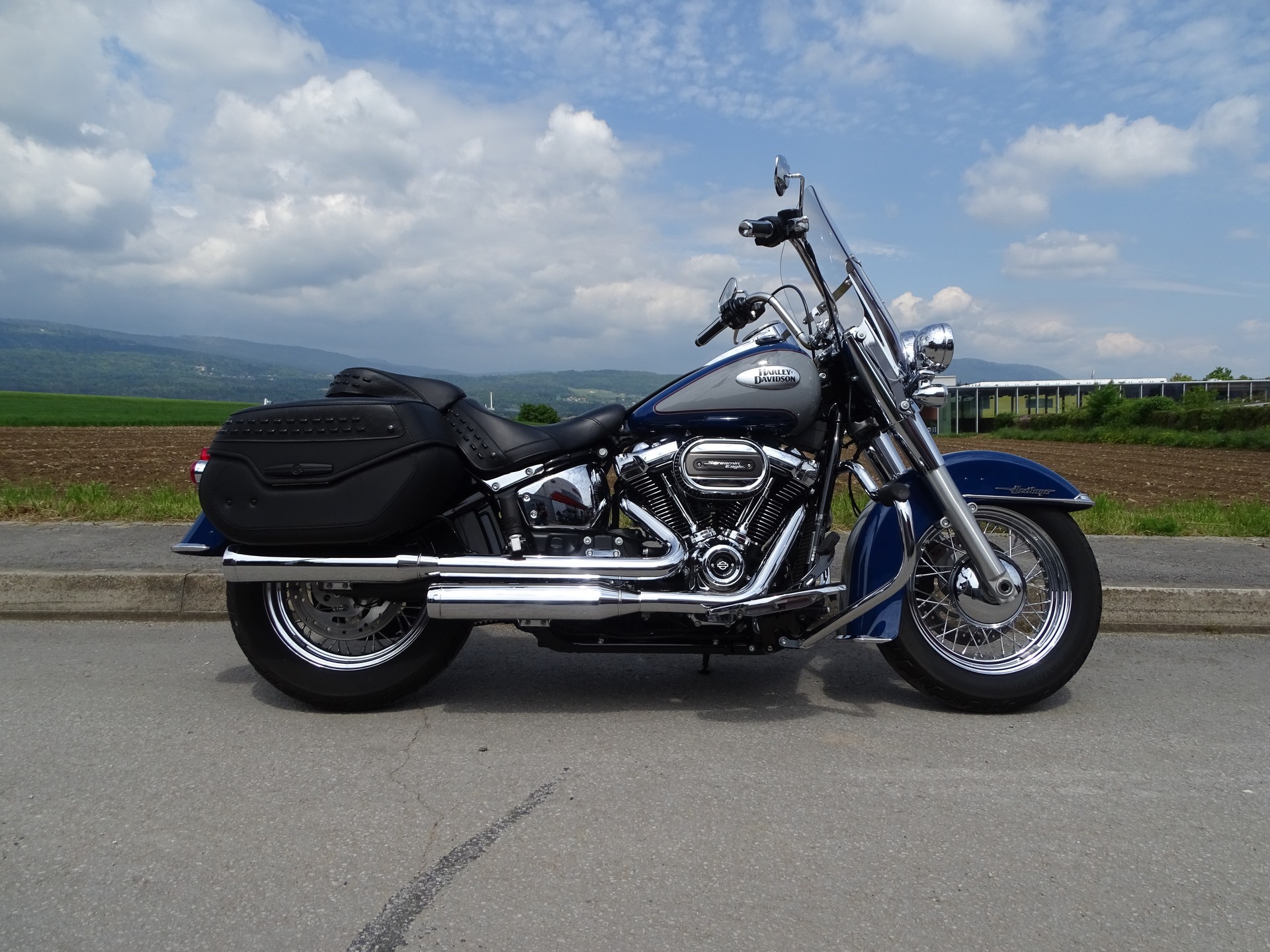 HARLEY-DAVIDSON FLHCS Heritage Classic 114 Black Finish-image-1