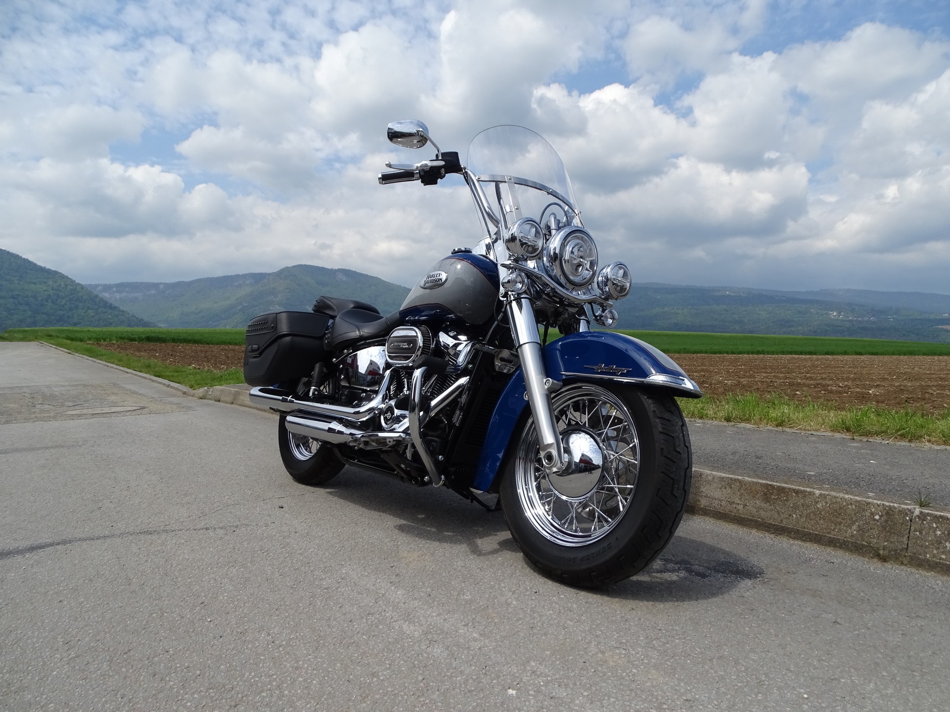 HARLEY-DAVIDSON FLHCS Heritage Classic 114 Black Finish