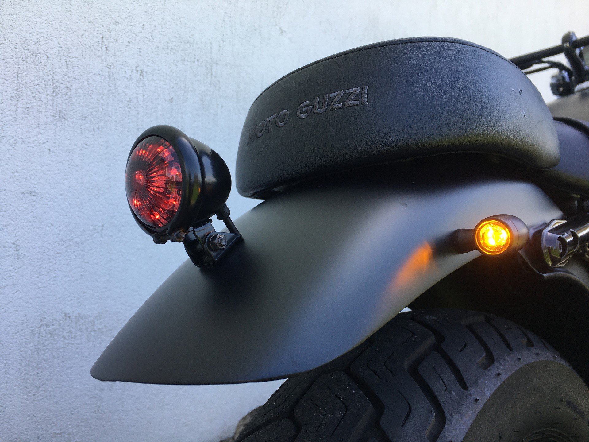 MOTO GUZZI V9 850 Bobber-showroom-element-3