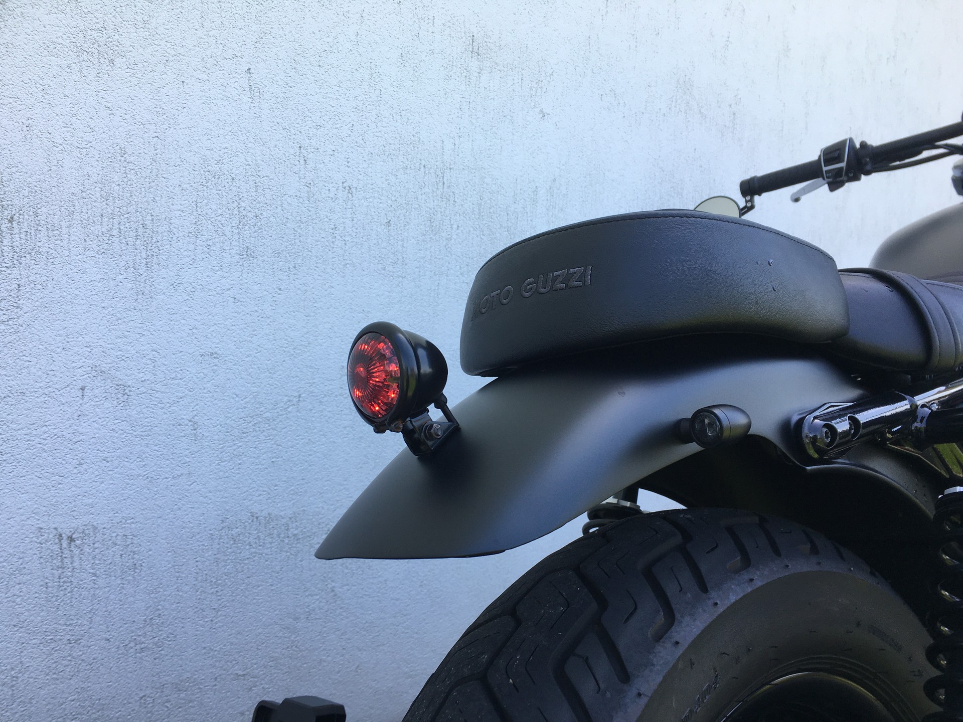 MOTO GUZZI V9 850 Bobber-showroom-element-2
