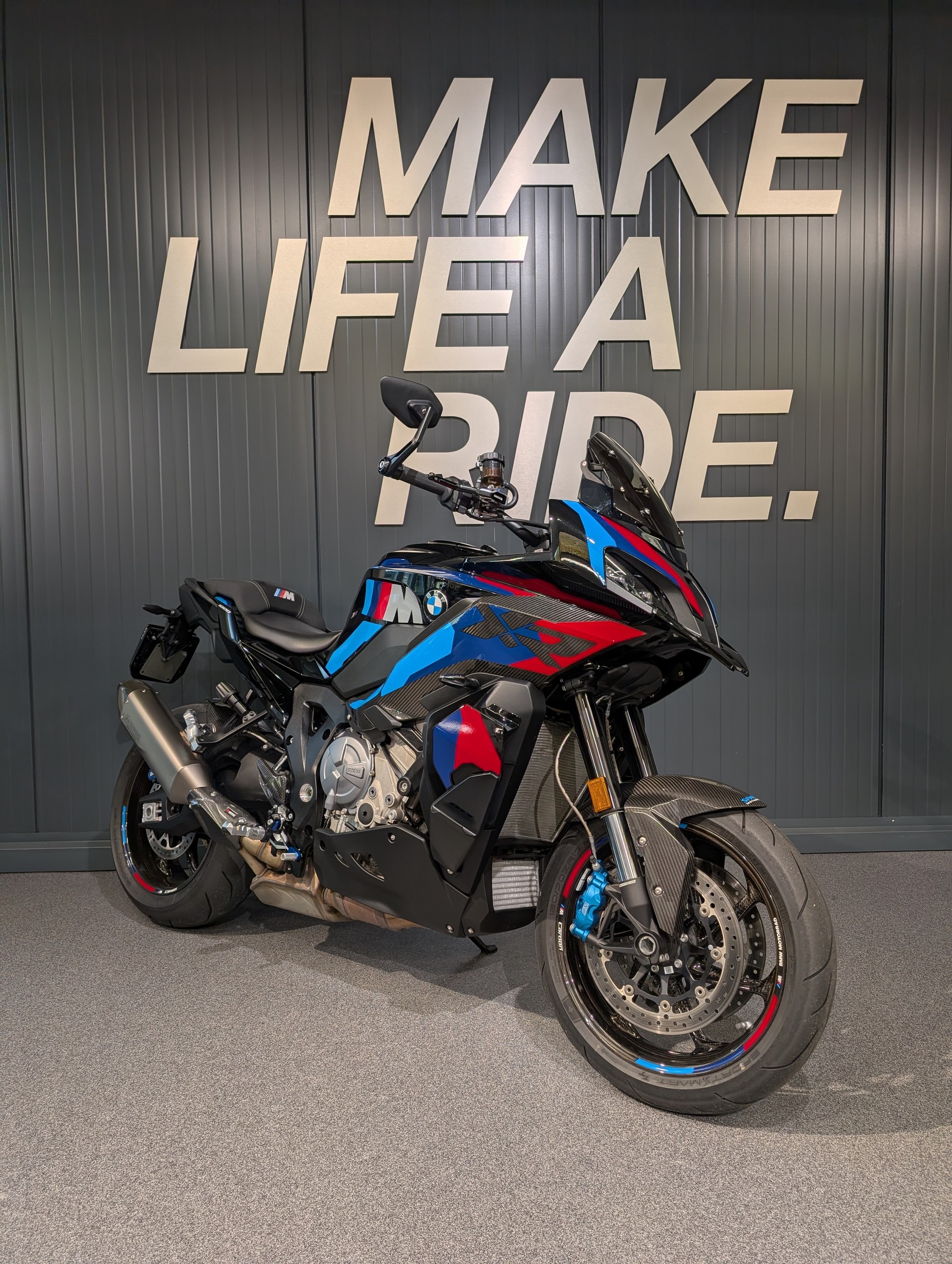 BMW M 1000 XR-showroom-element-1