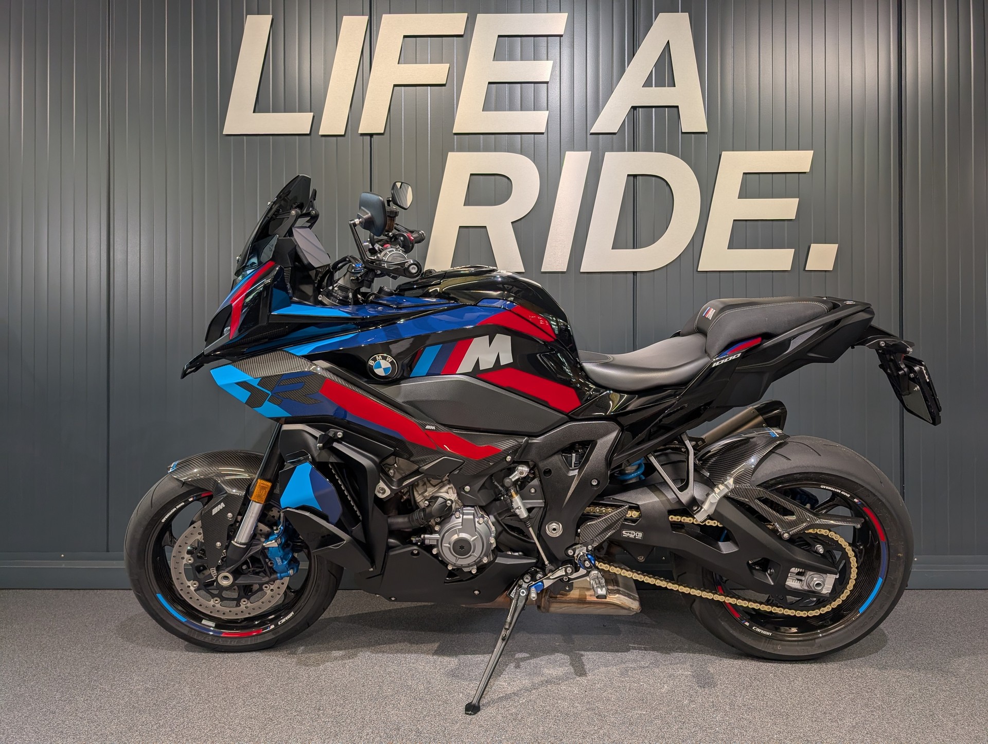 BMW M 1000 XR-showroom-element-2