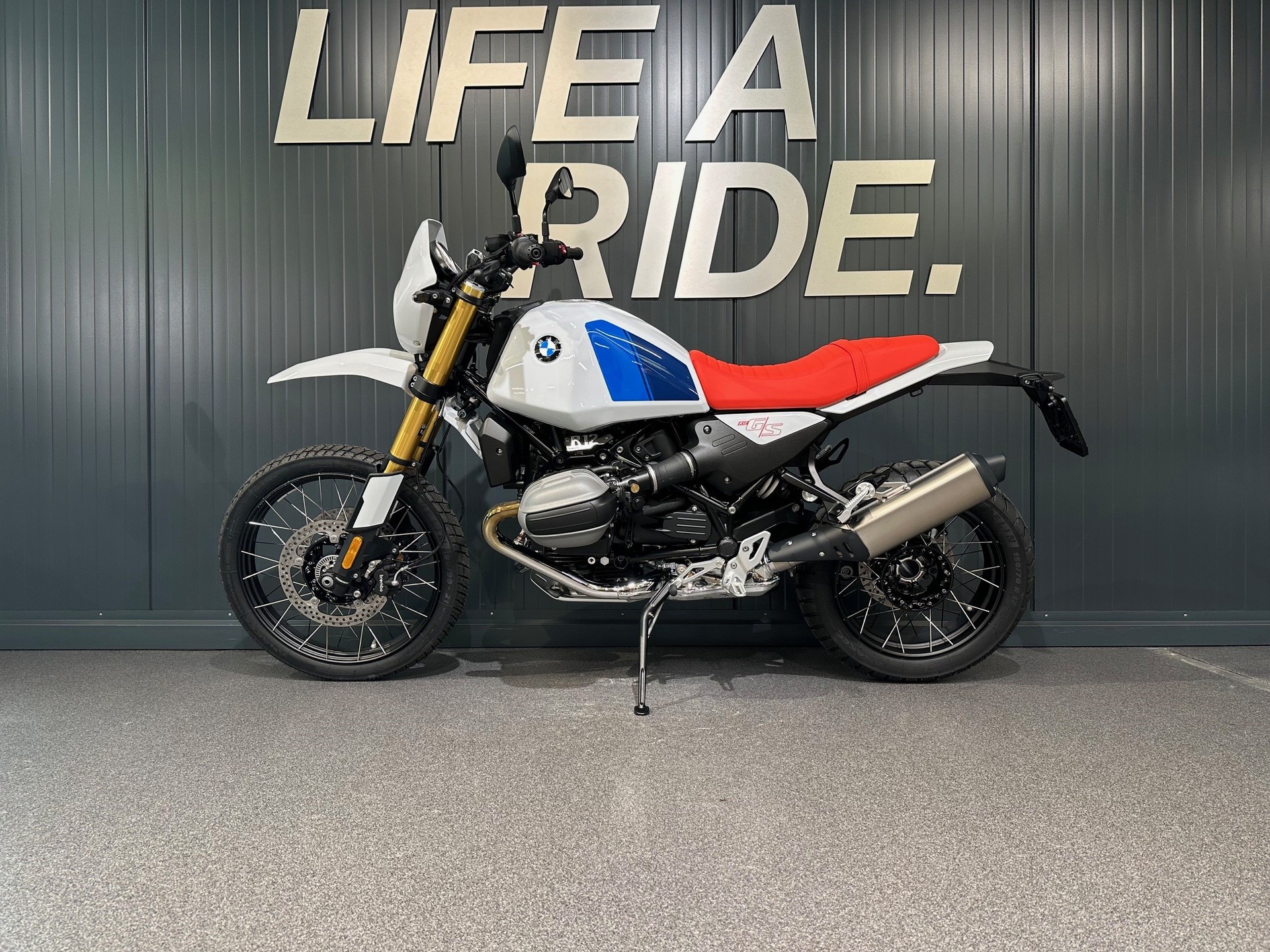 BMW G/S-showroom-element-2
