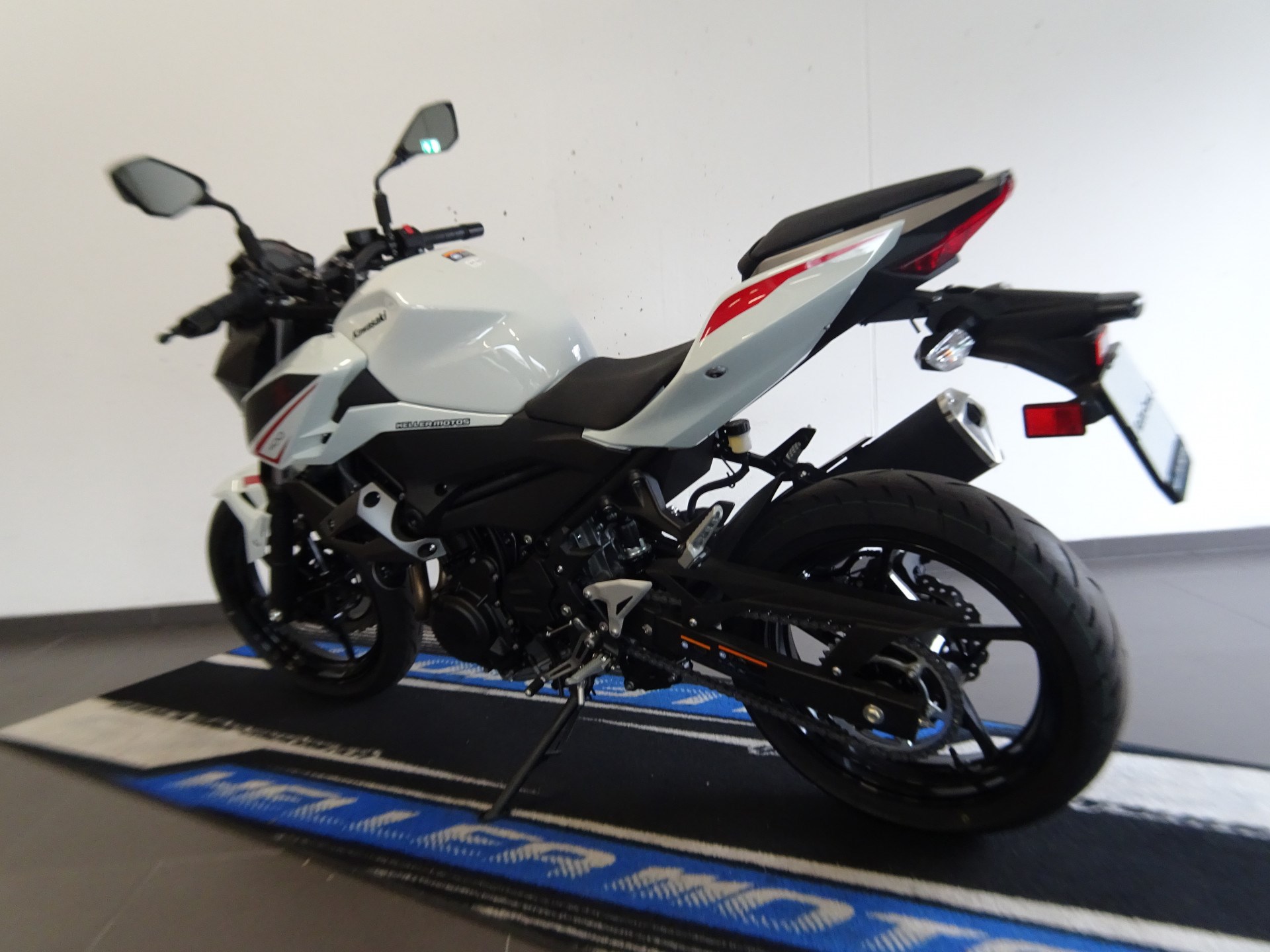 KAWASAKI Z 400-showroom-element-3