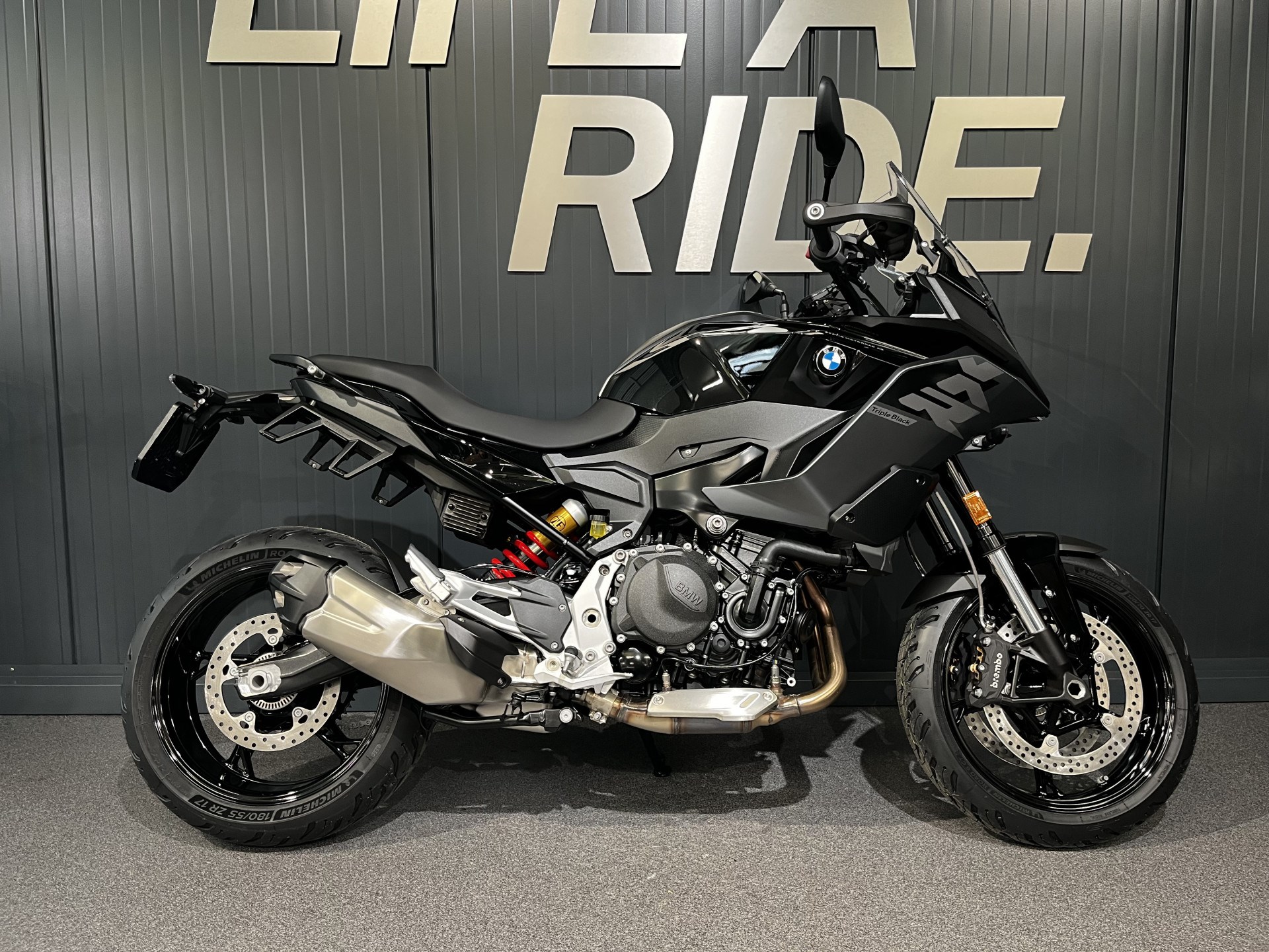 BMW F 900 XR Triple Black