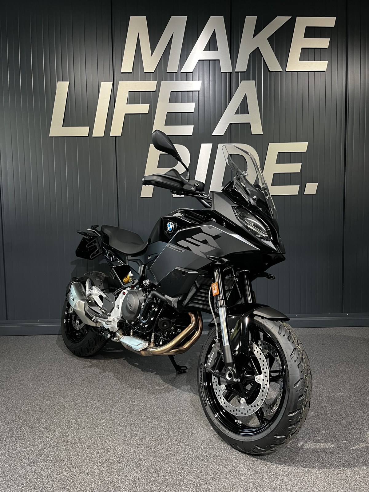 BMW F 900 XR Triple Black-showroom-element-1