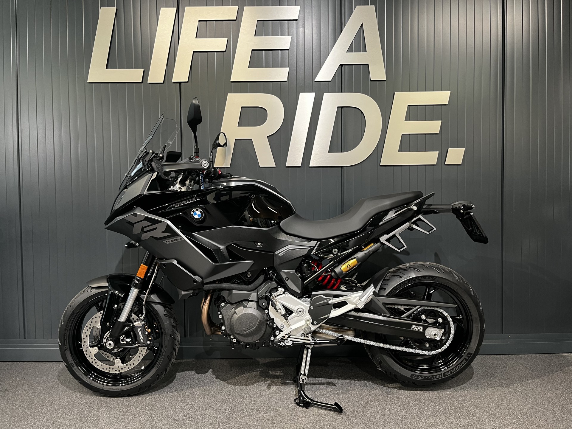 BMW F 900 XR Triple Black-showroom-element-2