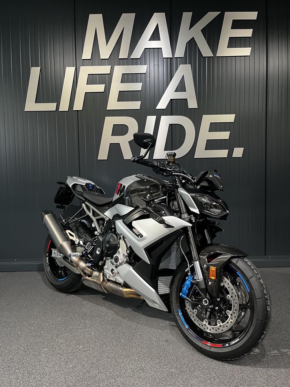 BMW M 1000 R Competition-showroom-element-1