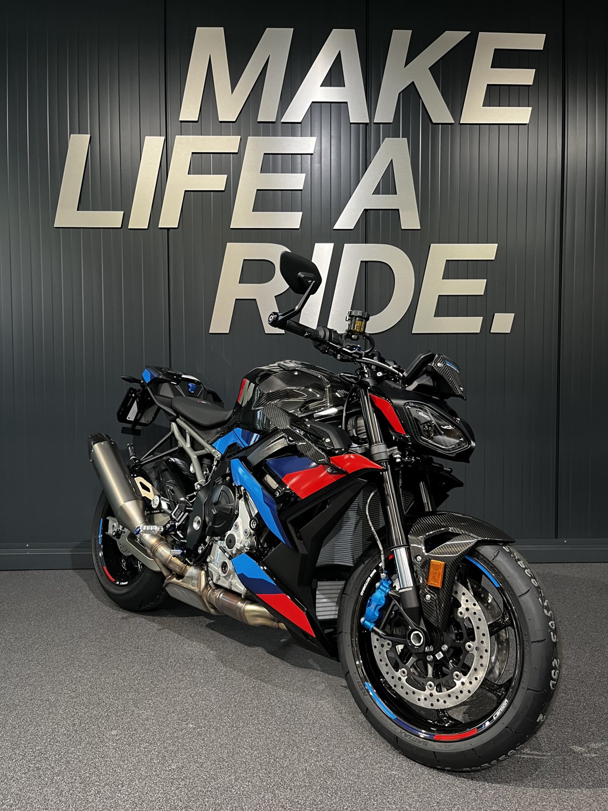 BMW M 1000 R Competition-showroom-element-1