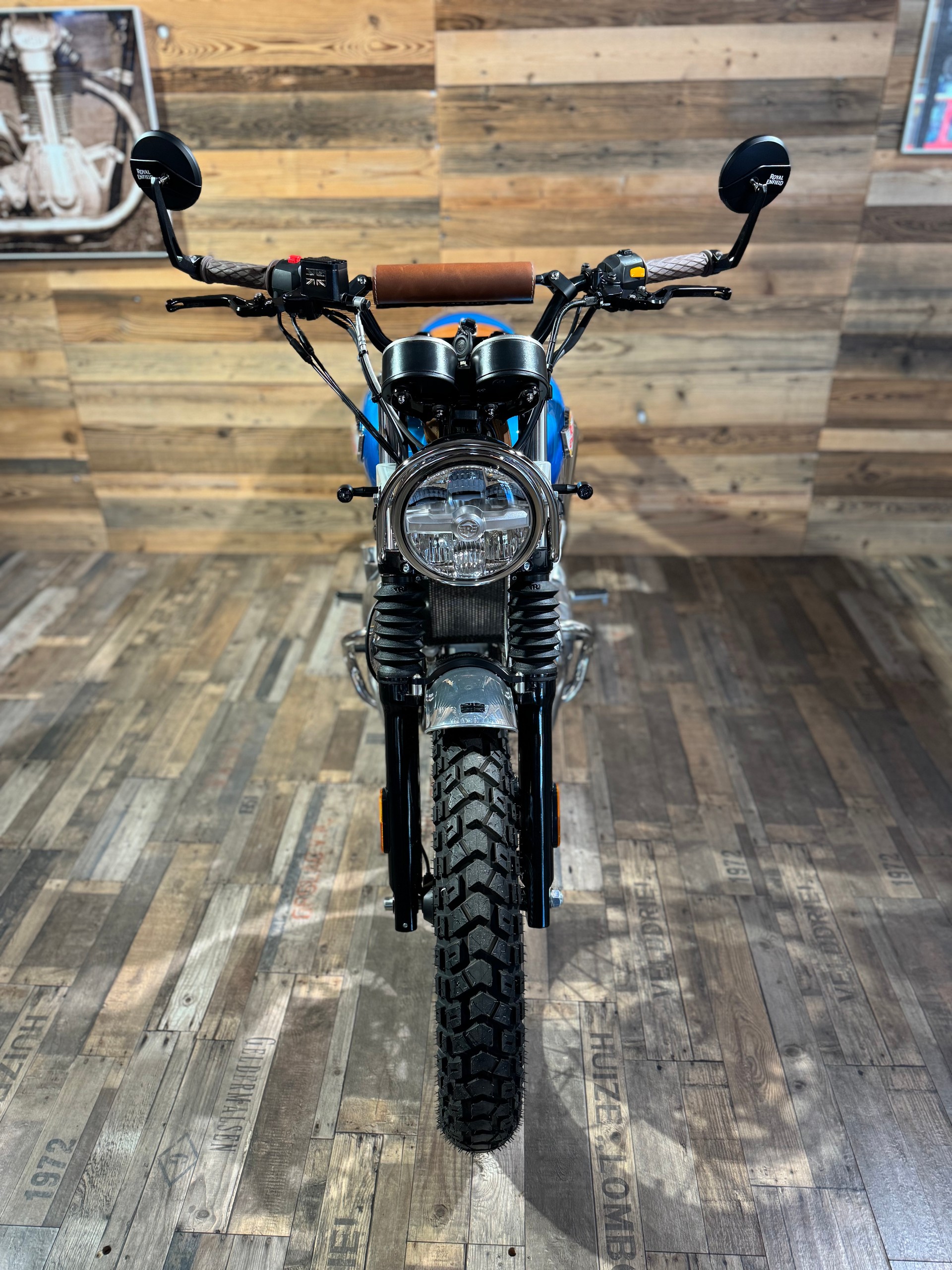 ROYAL ENFIELD Interceptor 650 Custom-showroom-element-2