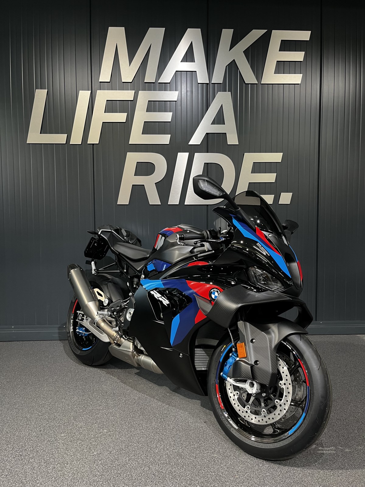 BMW M 1000 RR Competition-showroom-element-1