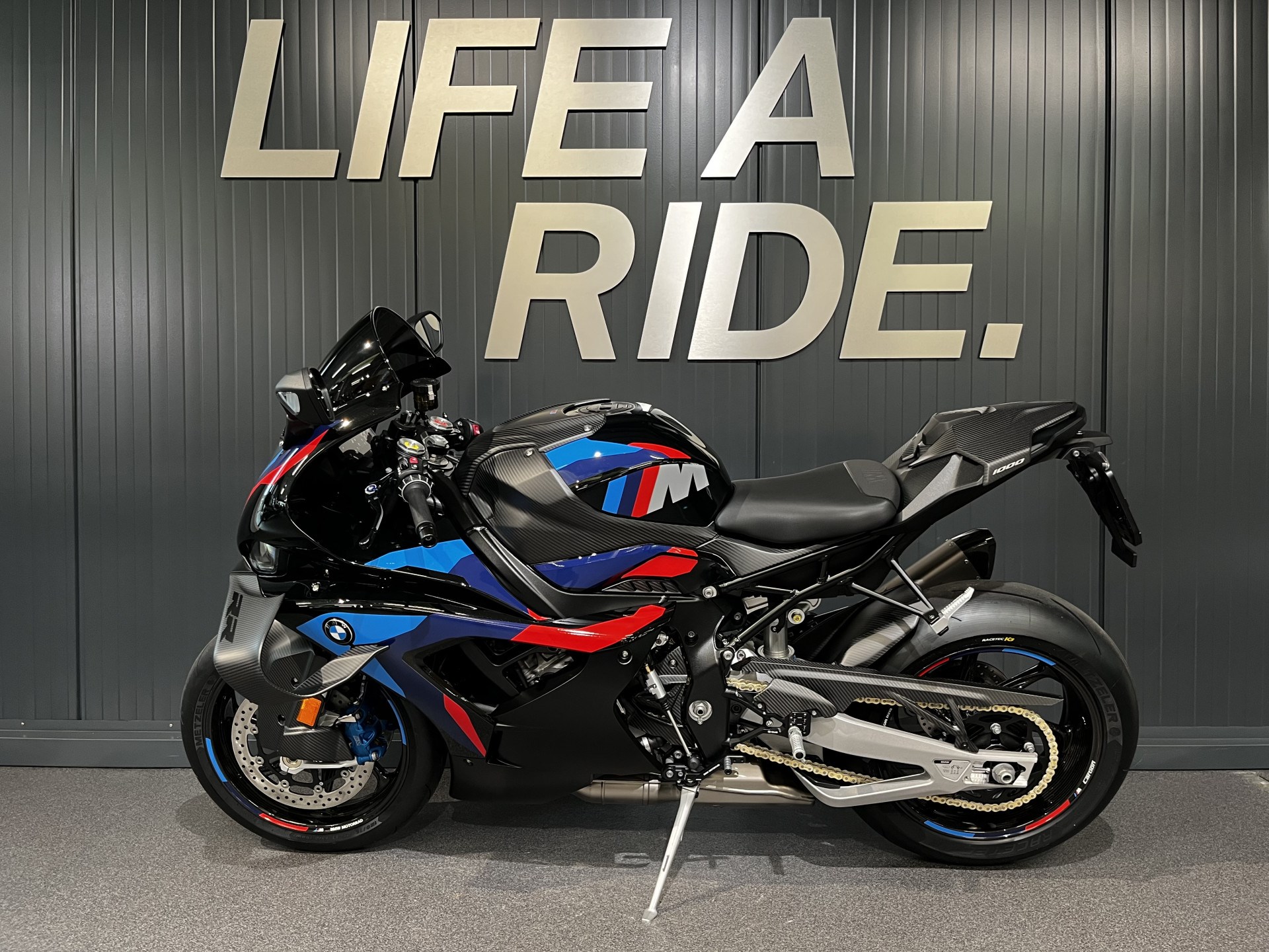 BMW M 1000 RR Competition-showroom-element-2