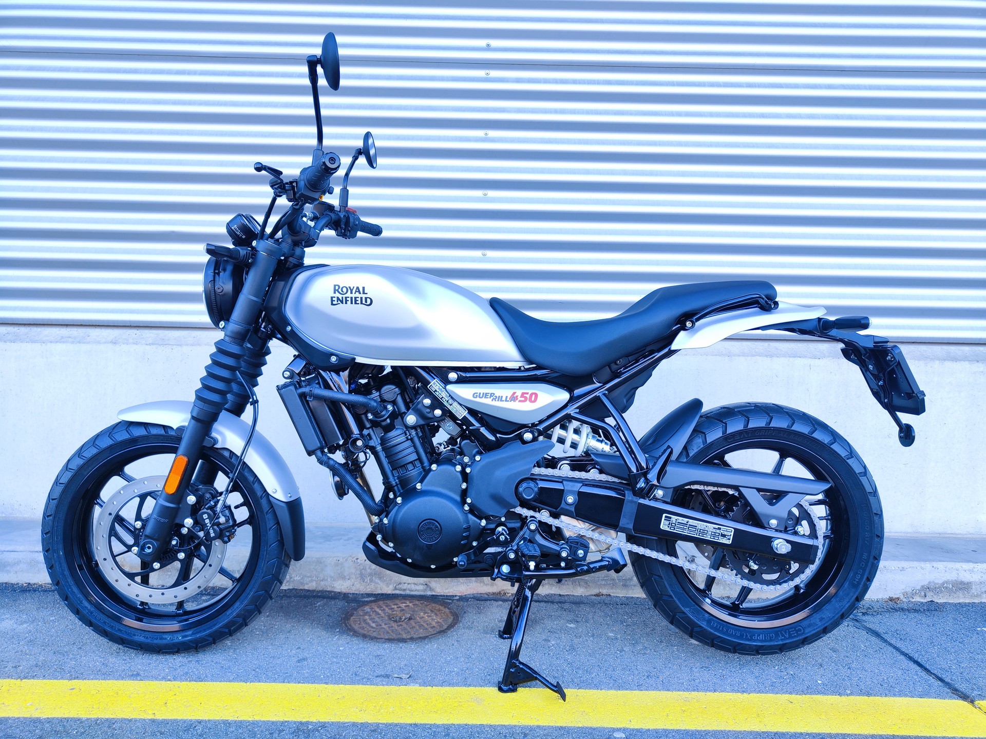 ROYAL ENFIELD 450-showroom-element-1