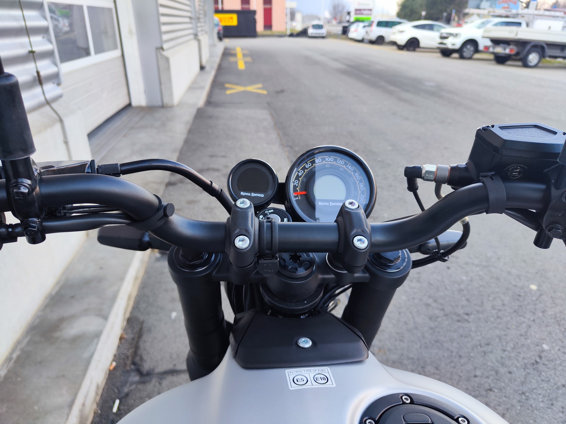 ROYAL ENFIELD 450-showroom-element-2