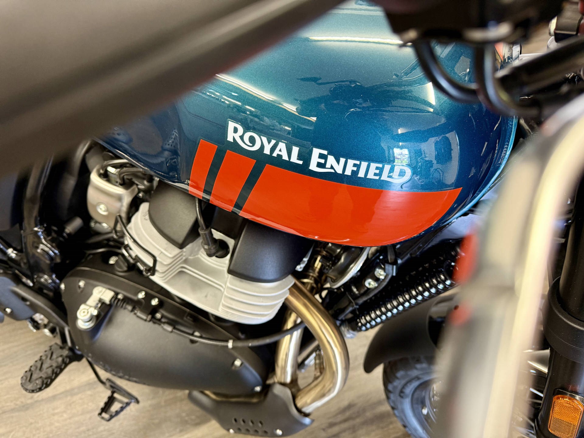 ROYAL ENFIELD BEAR 650-showroom-element-2