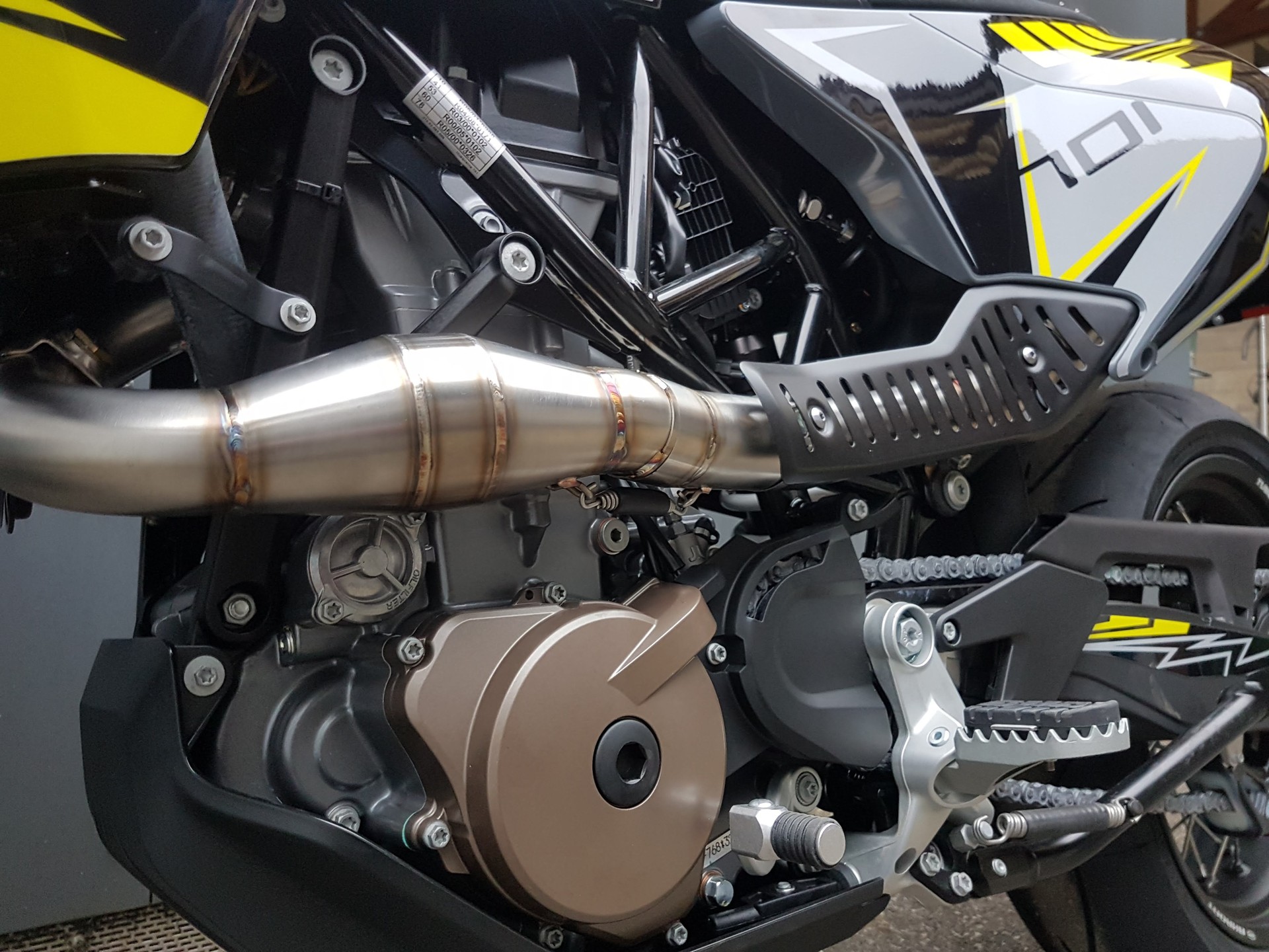 HUSQVARNA 701 Supermoto (35kW)-showroom-element-3