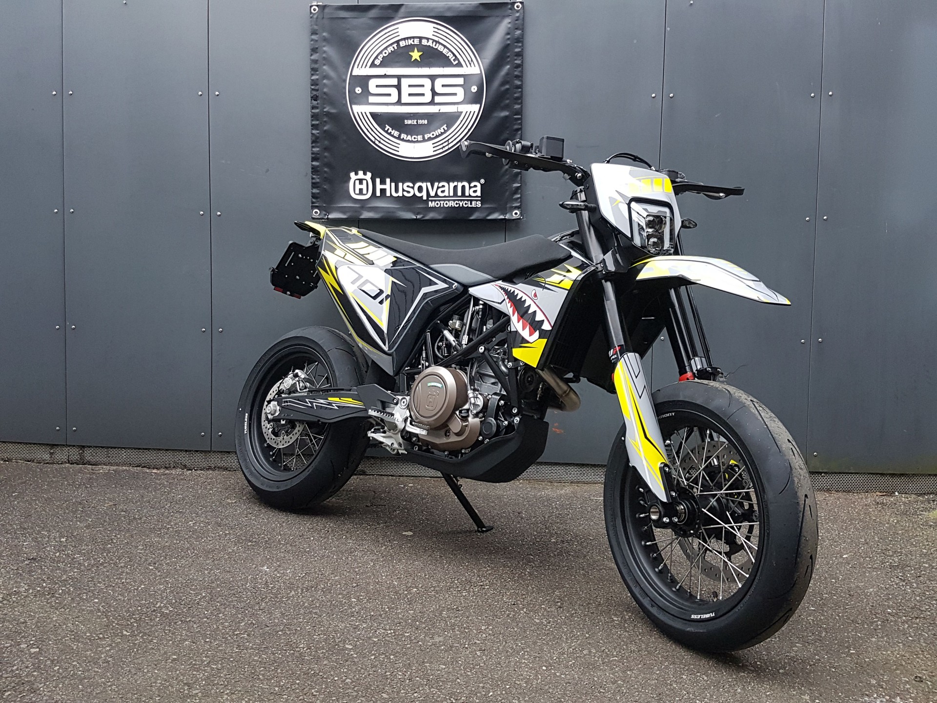 HUSQVARNA 701 Supermoto (35kW)-showroom-element-2