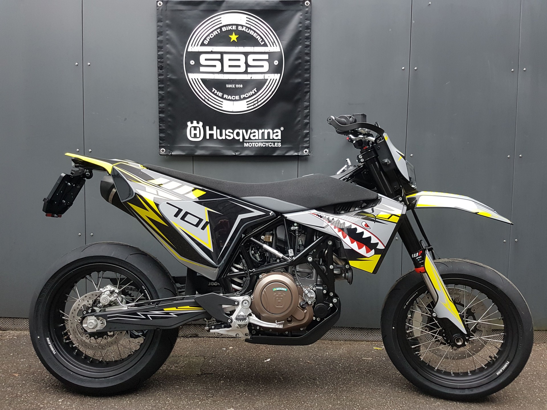 HUSQVARNA 701 Supermoto-showroom-element-2