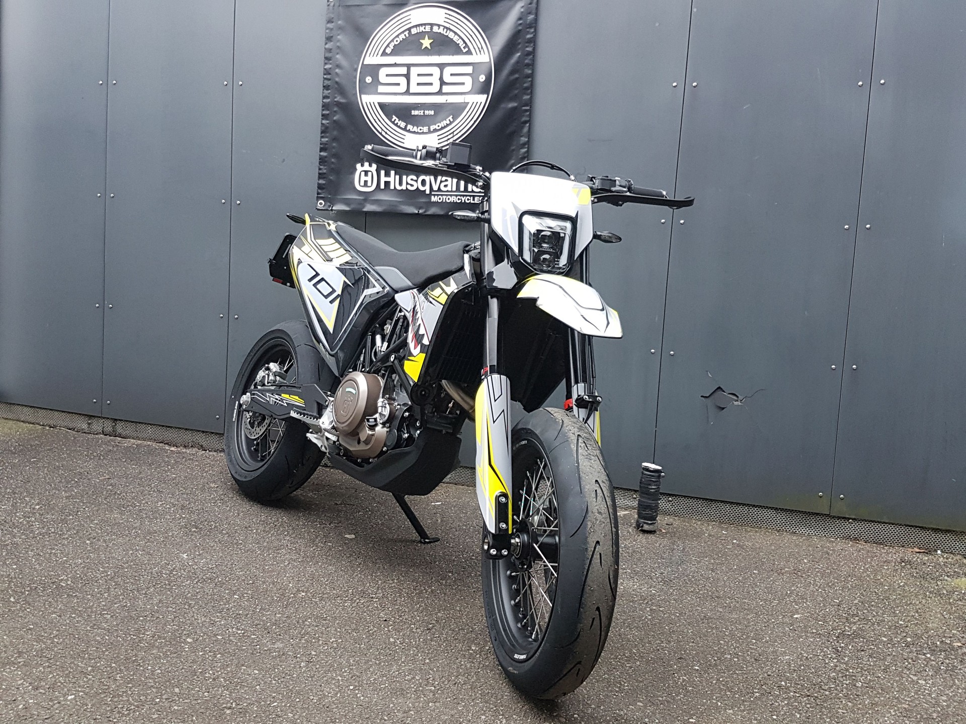 HUSQVARNA 701 Supermoto-showroom-element-3