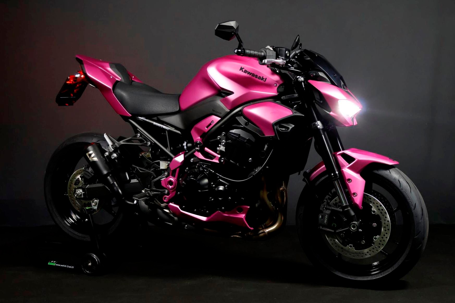 KAWASAKI Z 900 (91/70/35 KW) *Pretty Pink* Level 3-showroom-element-1