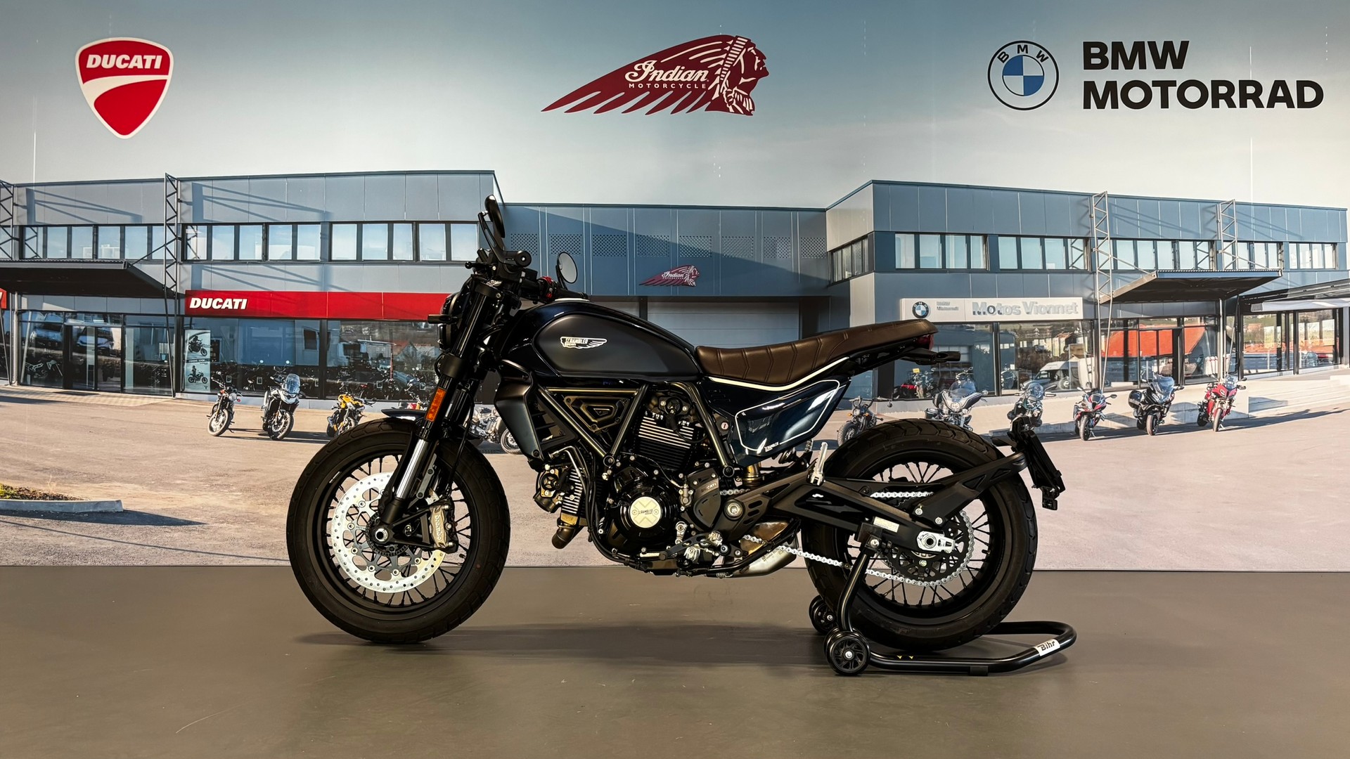 DUCATI SCRAMBLER 800 Nightshift-showroom-element-3
