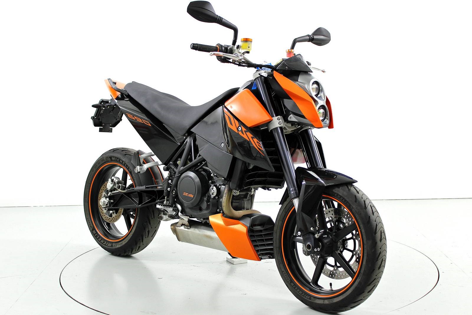 KTM Duke 690 ABS-showroom-element-1