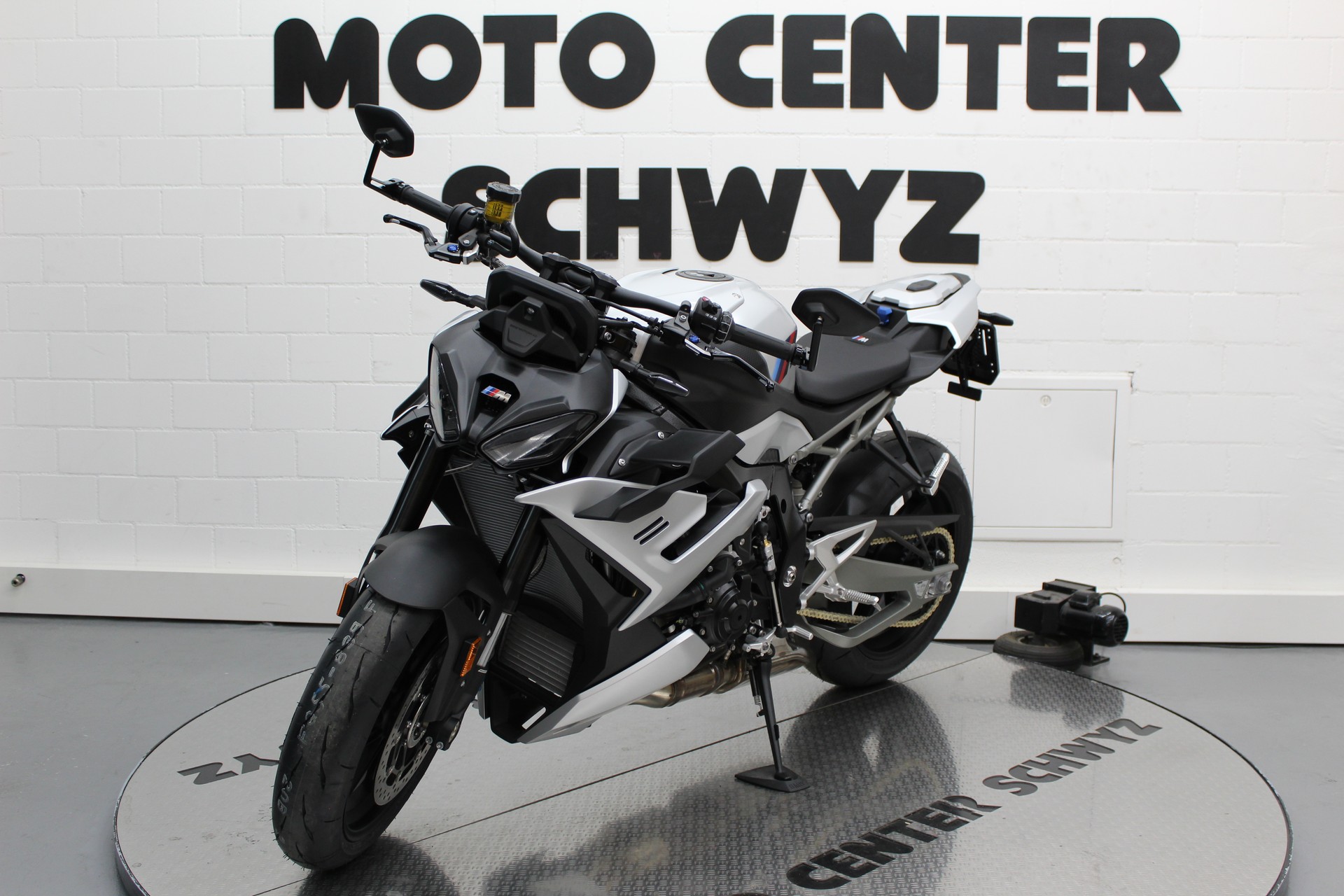BMW M 1000 R-showroom-element-3