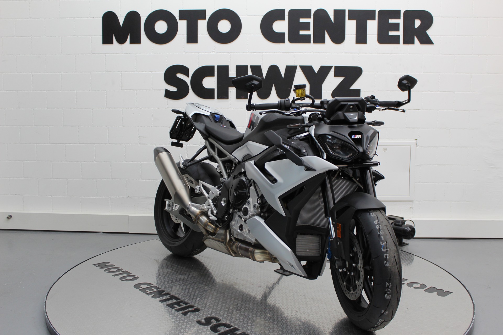 BMW M 1000 R-showroom-element-1