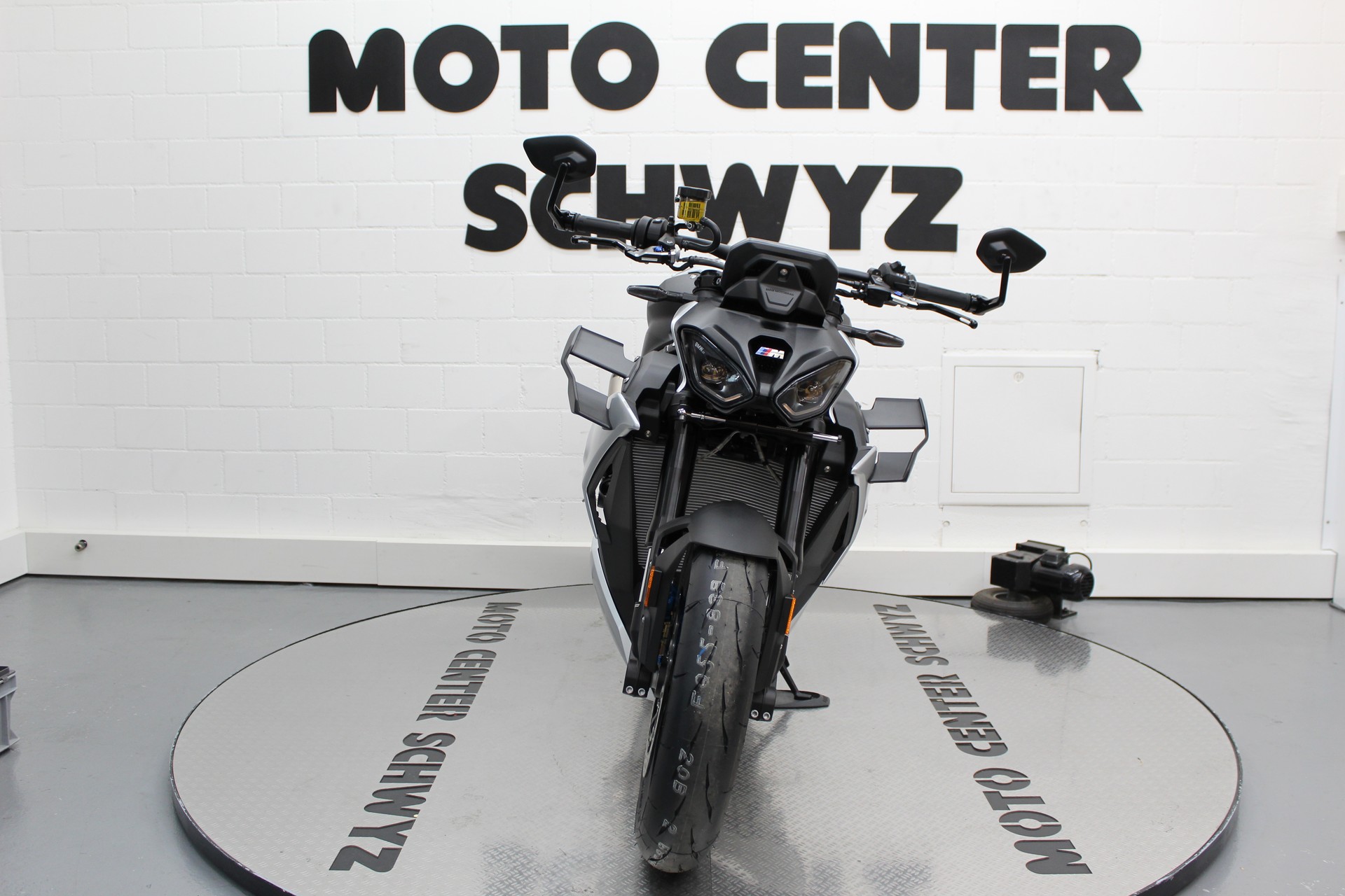 BMW M 1000 R-showroom-element-2
