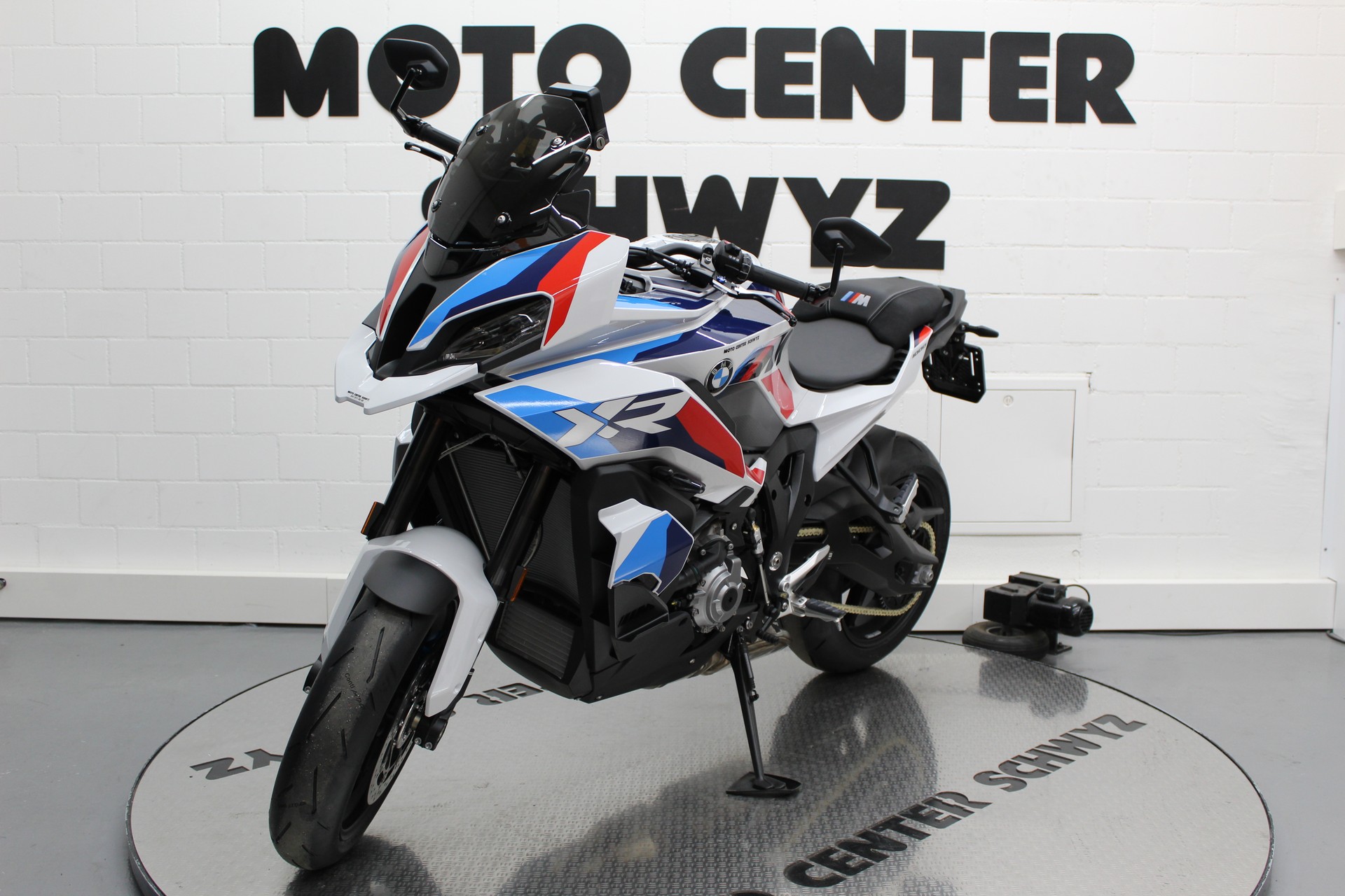 BMW M 1000 XR-showroom-element-3