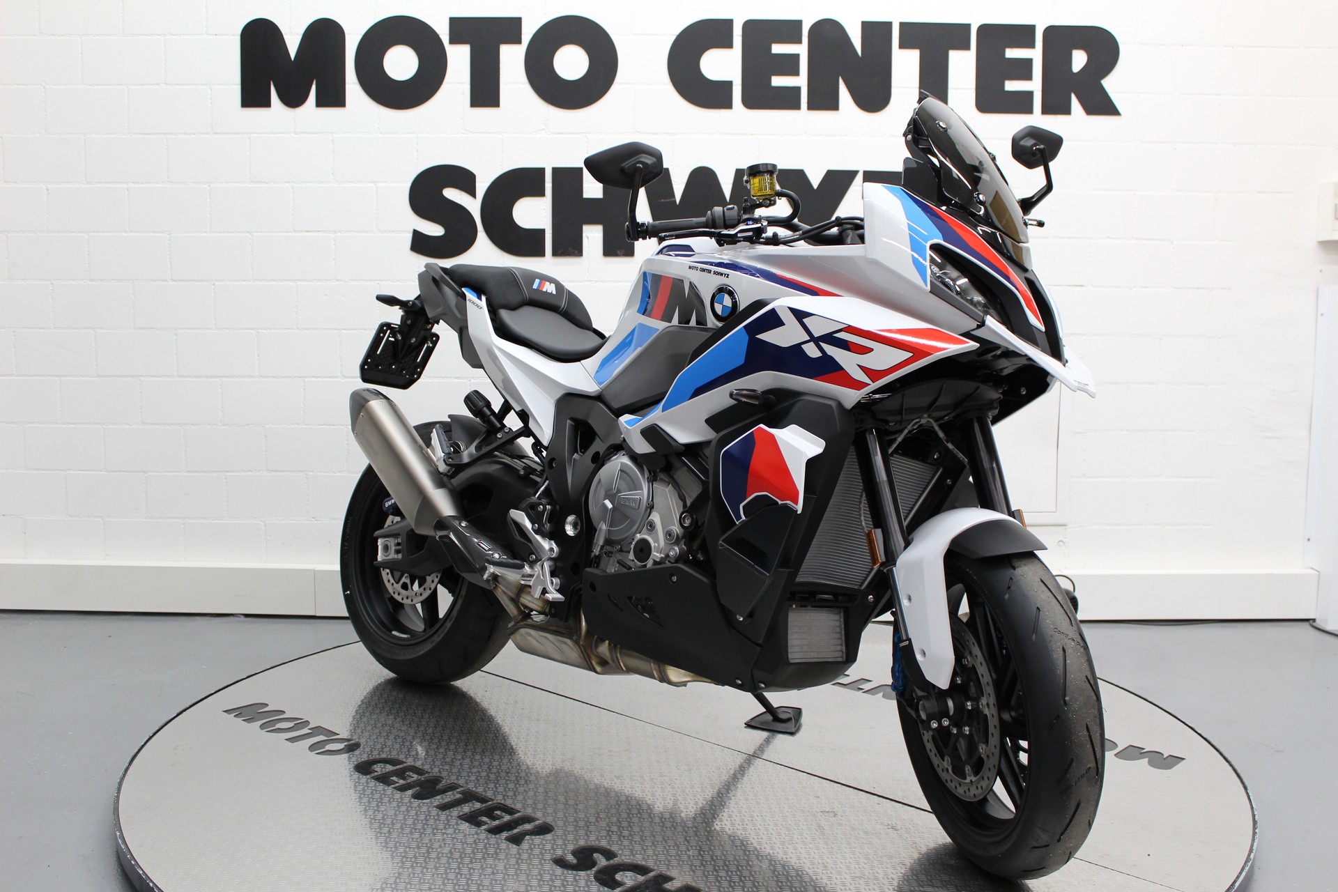 BMW M 1000 XR-showroom-element-1