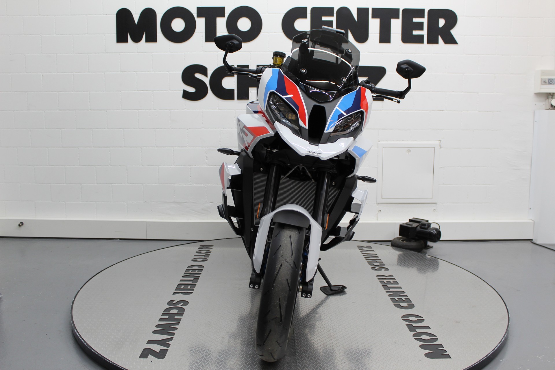 BMW M 1000 XR-showroom-element-2