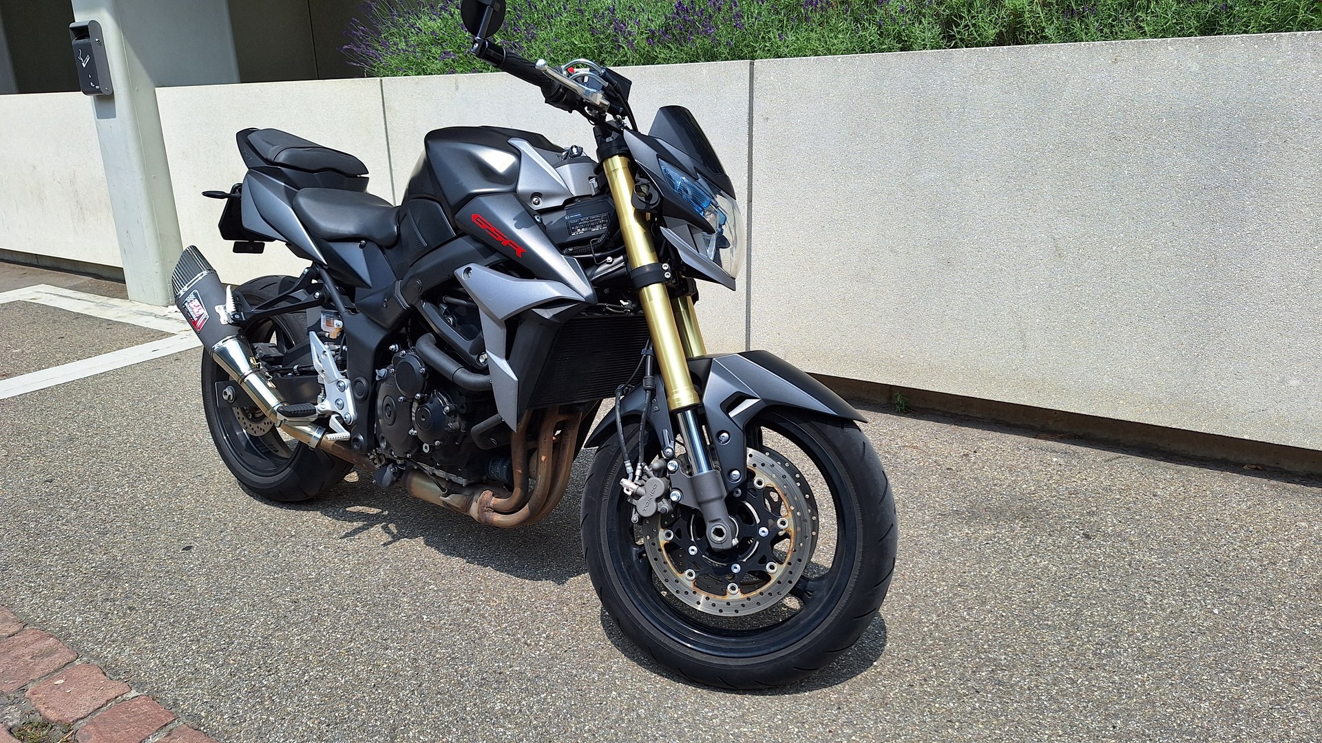 SUZUKI GSR 750 ABS-image-6