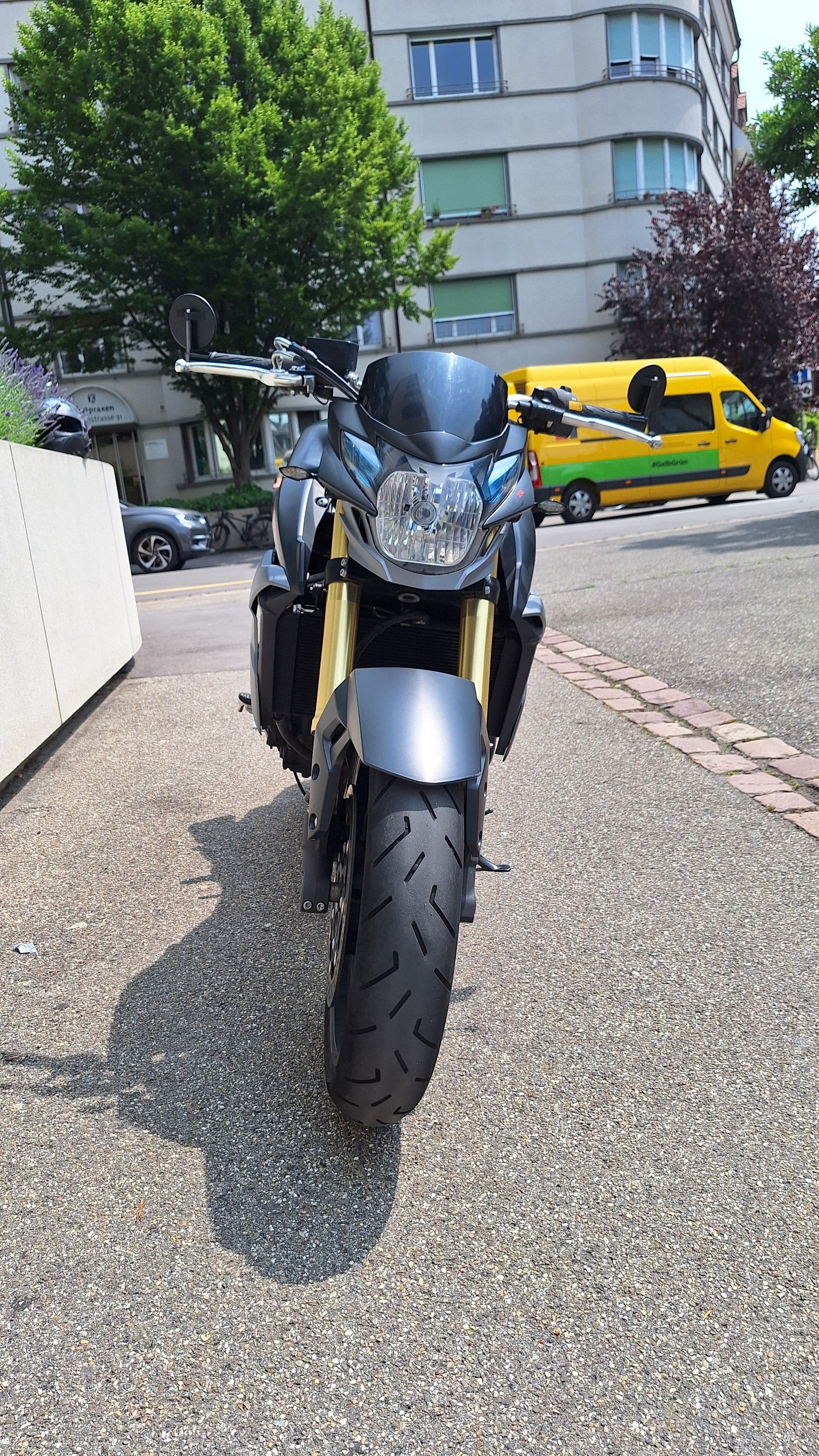 SUZUKI GSR 750 ABS-image-1