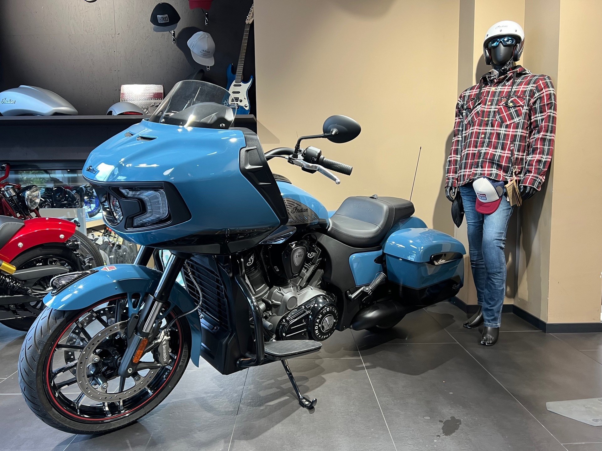 INDIAN Challenger Dark Horse-showroom-element-1