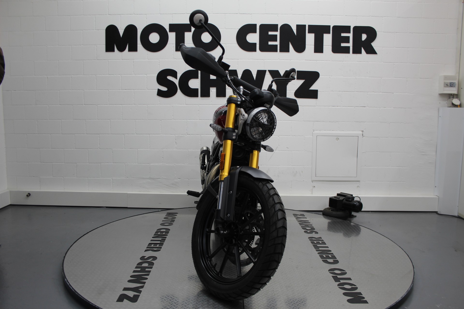 TRIUMPH Scrambler 400  X-showroom-element-2