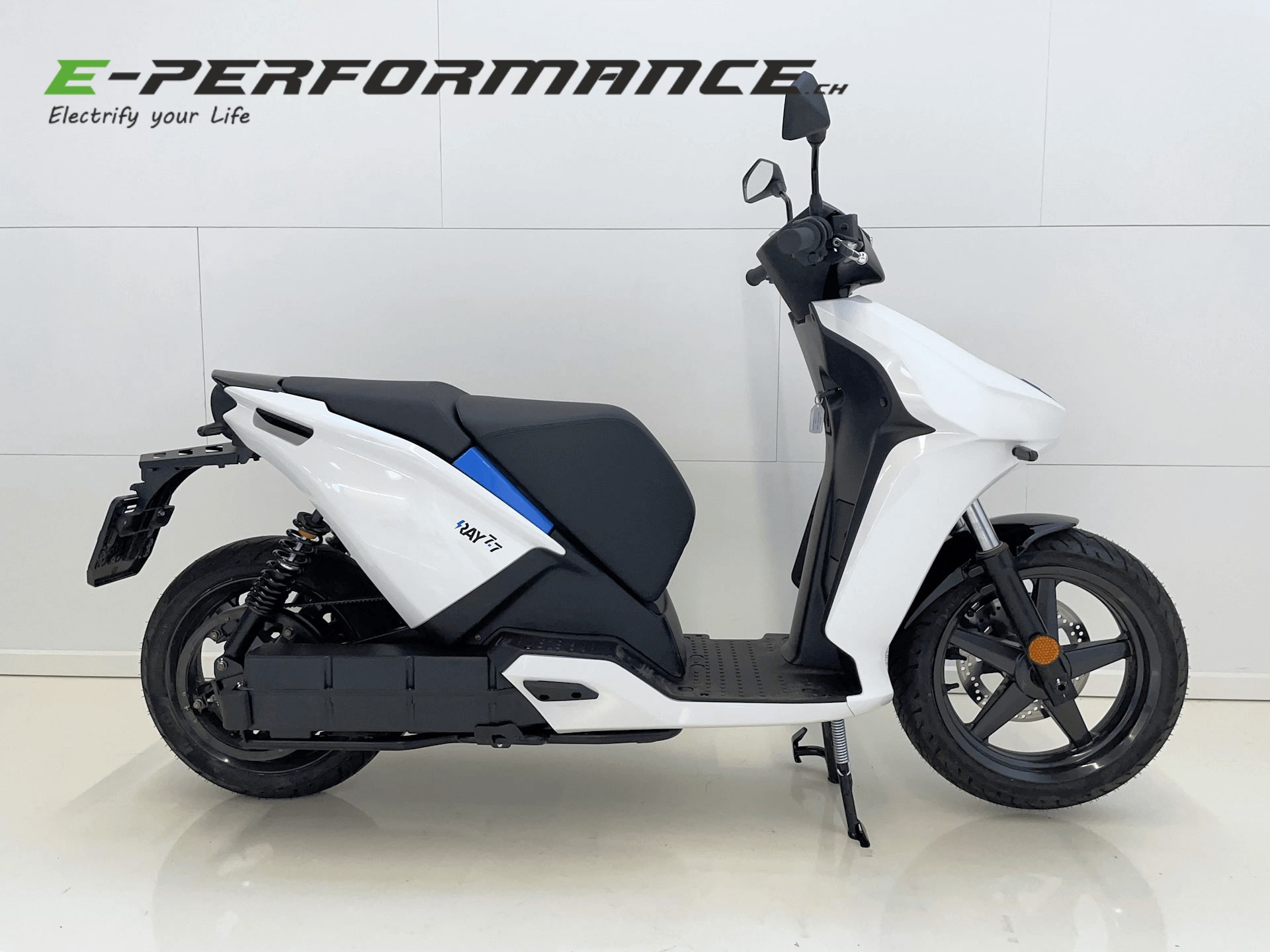 RAY BASIC Classic White
