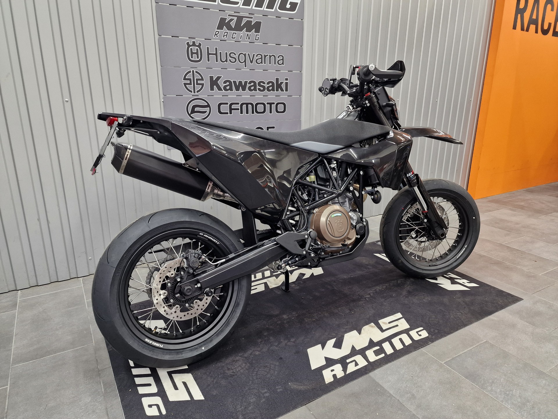 HUSQVARNA 701 Supermoto (35kW)-showroom-element-2